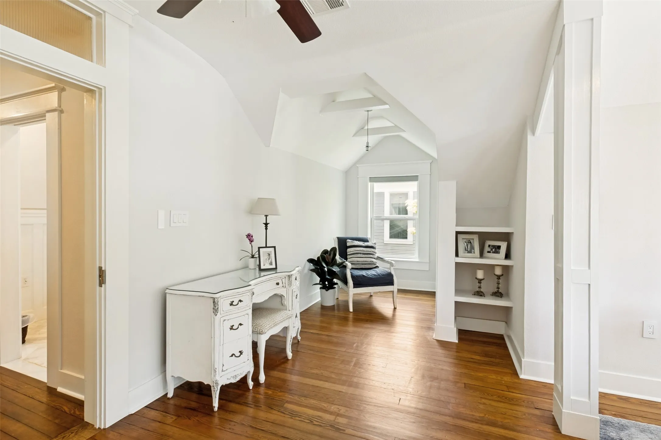 Single Family Residence For Sale in Dallas County , 909 Woodlawn Avenue, Dallas, Texas 75208, 4 Bedroom, 3 Bathroom, Garage spaces, 3,203 Sqft, built in 1925, mls#21336394, Real Estate Agent in Dallas, Homes For Sale in Dallas county, Homes For Sale in Dallas, Realtor in Dallas Texas, Real Estate Brokerage Independent Realty Texas, Luminita Cordes Realtor