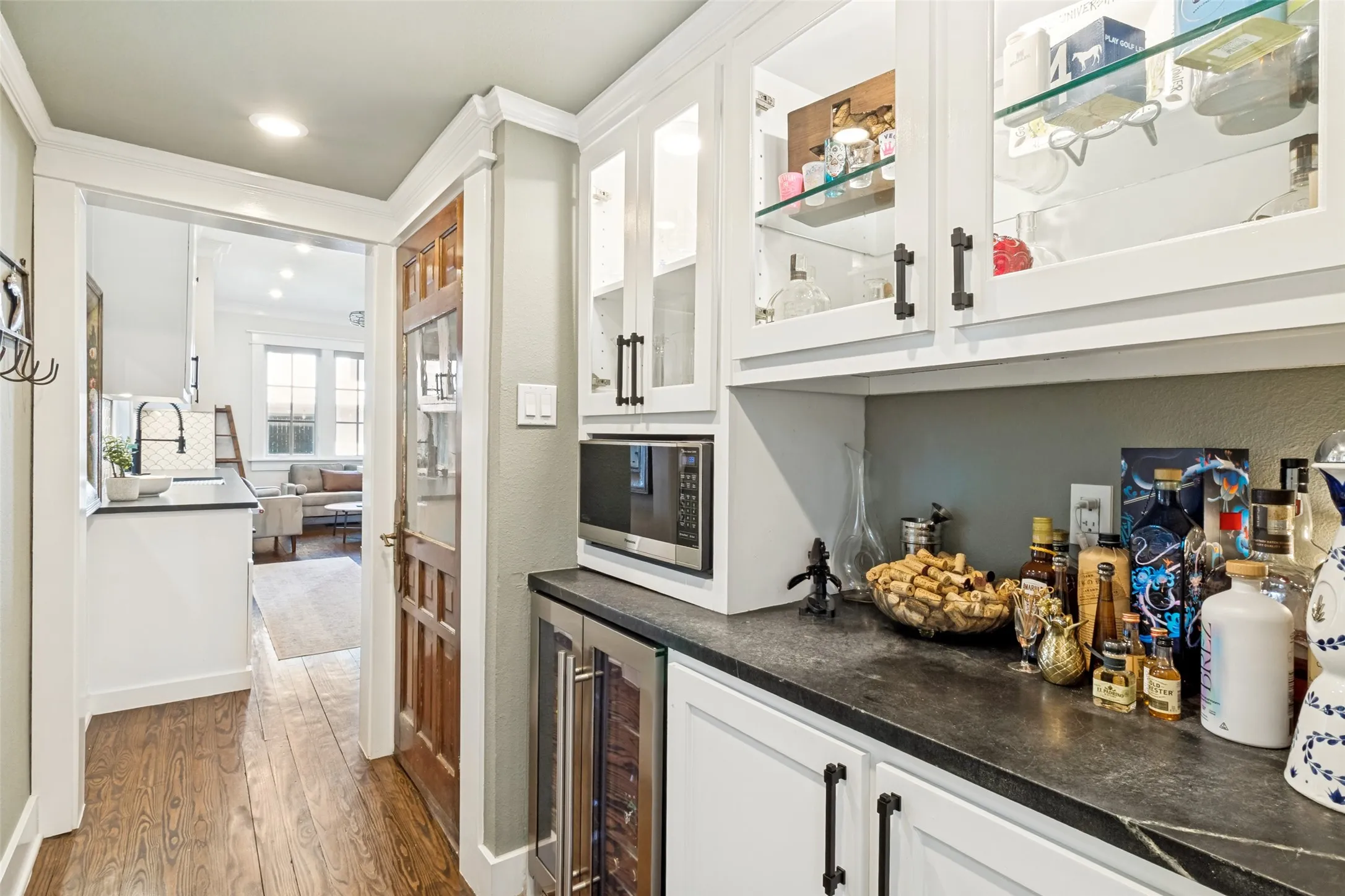 Single Family Residence For Sale in Dallas County , 909 Woodlawn Avenue, Dallas, Texas 75208, 4 Bedroom, 3 Bathroom, Garage spaces, 3,203 Sqft, built in 1925, mls#21336394, Real Estate Agent in Dallas, Homes For Sale in Dallas county, Homes For Sale in Dallas, Realtor in Dallas Texas, Real Estate Brokerage Independent Realty Texas, Luminita Cordes Realtor