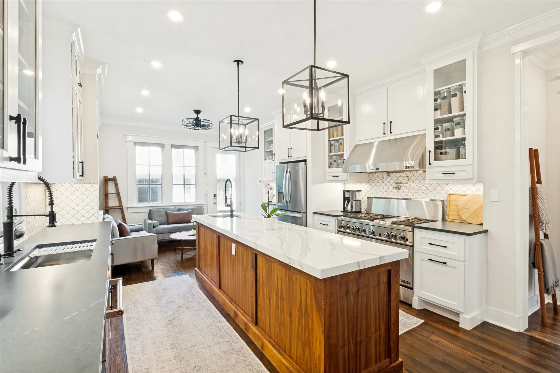 Single Family Residence For Sale in Dallas County , 909 Woodlawn Avenue, Dallas, Texas 75208, 4 Bedroom, 3 Bathroom, Garage spaces, 3,203 Sqft, built in 1925, mls#21336394, Real Estate Agent in Dallas, Homes For Sale in Dallas county, Homes For Sale in Dallas, Realtor in Dallas Texas, Real Estate Brokerage Independent Realty Texas, Luminita Cordes Realtor