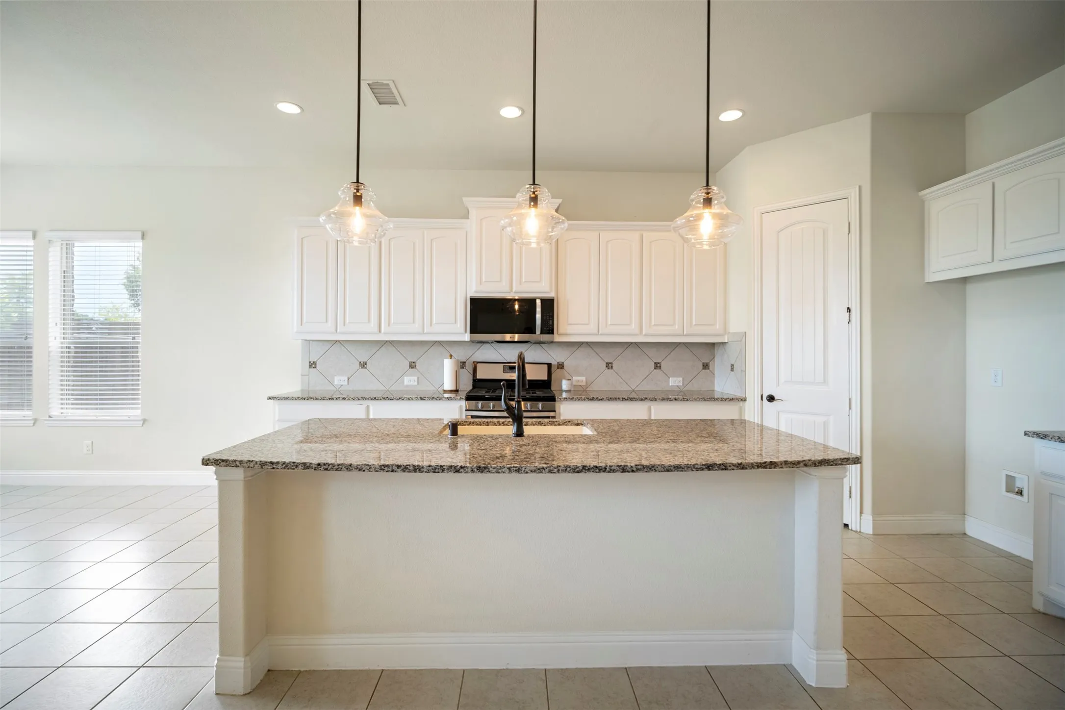 Single Family Residence For Sale in Collin County , 2526 Thayne Drive, Anna, Texas 75409, 3 Bedroom, 2 Bathroom, 2 Garage spaces, 2,114 Sqft, built in 2017, mls#21337952, Real Estate Agent in Anna, Homes For Sale in Collin county, Homes For Sale in Anna, Realtor in Anna Texas, Real Estate Brokerage Independent Realty Texas, Luminita Cordes Realtor