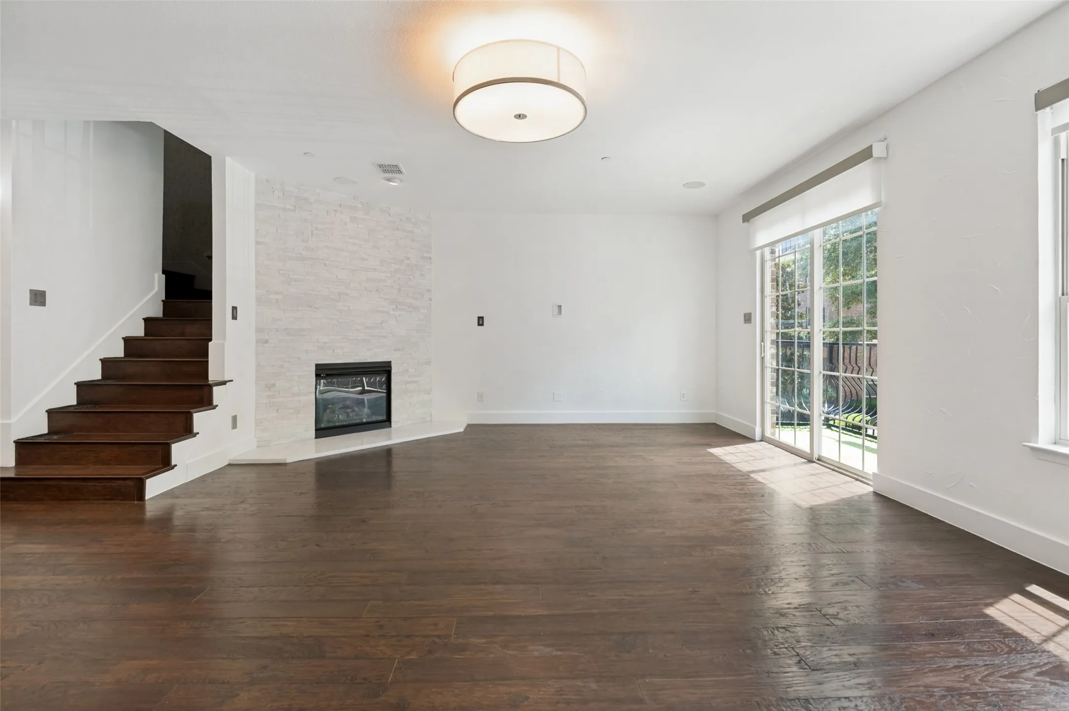 Townhouse For Sale in Dallas County , 3906 Asbury Lane, Addison, Texas 75001, 3 Bedroom, 4 Bathroom, 2 Garage spaces, 2,573 Sqft, built in 2010, Price $499,900, mls#21336107, Real Estate Agent in Addison, Homes For Sale in Dallas county, Homes For Sale in Addison, Realtor in Addison Texas, Real Estate Brokerage Independent Realty Texas, Luminita Cordes Realtor