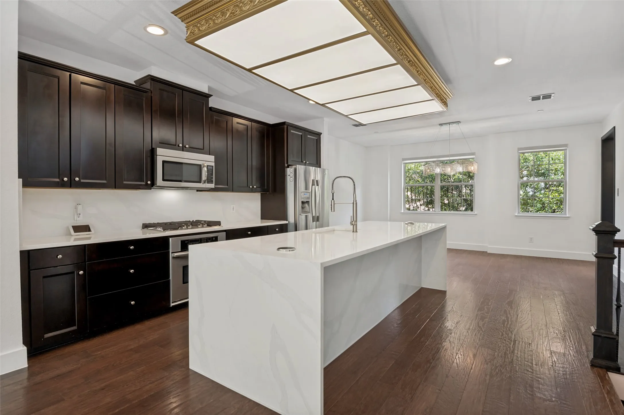 Townhouse For Sale in Dallas County , 3906 Asbury Lane, Addison, Texas 75001, 3 Bedroom, 4 Bathroom, 2 Garage spaces, 2,573 Sqft, built in 2010, Price $499,900, mls#21336107, Real Estate Agent in Addison, Homes For Sale in Dallas county, Homes For Sale in Addison, Realtor in Addison Texas, Real Estate Brokerage Independent Realty Texas, Luminita Cordes Realtor