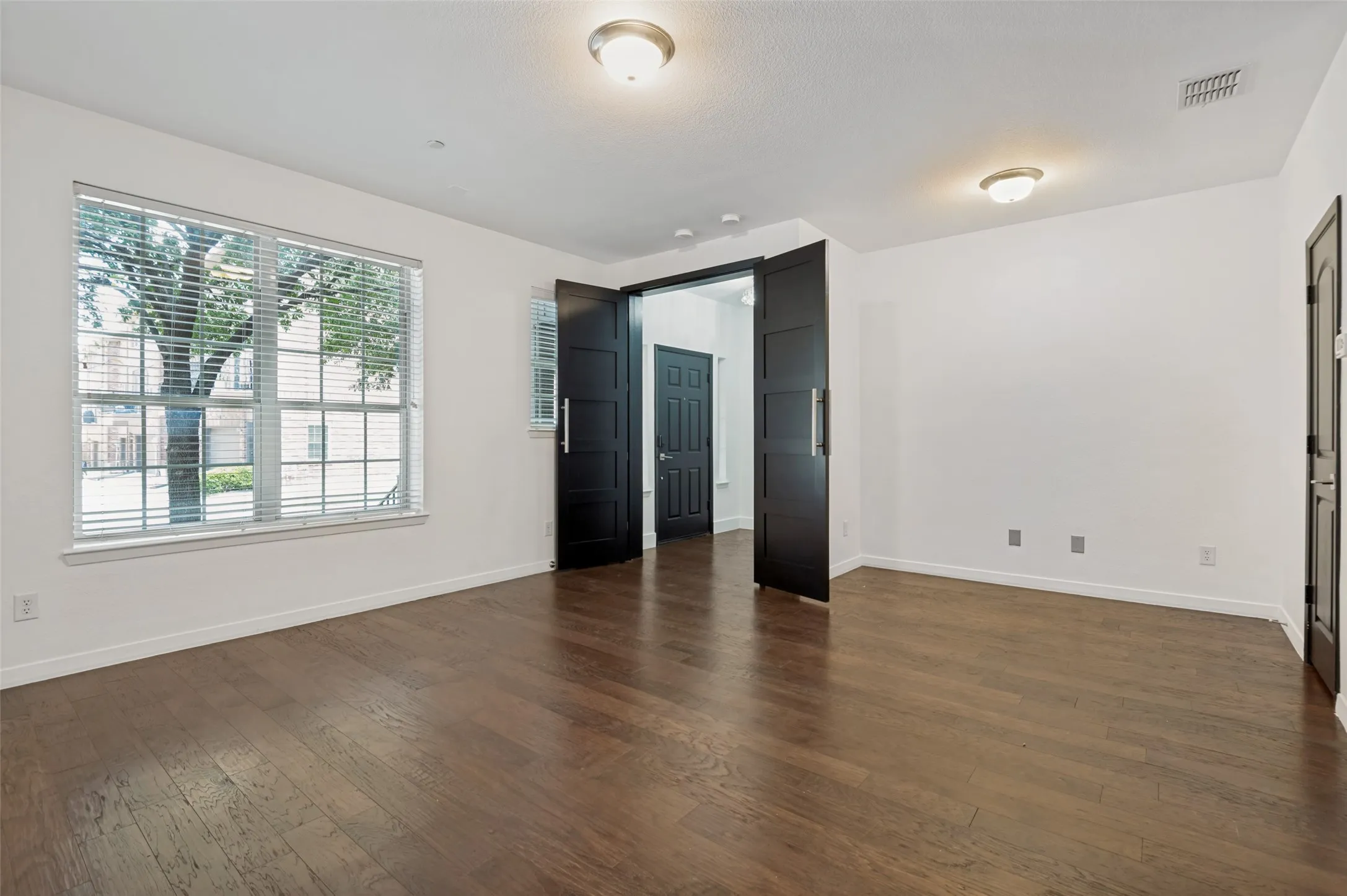 Townhouse For Sale in Dallas County , 3906 Asbury Lane, Addison, Texas 75001, 3 Bedroom, 4 Bathroom, 2 Garage spaces, 2,573 Sqft, built in 2010, Price $499,900, mls#21336107, Real Estate Agent in Addison, Homes For Sale in Dallas county, Homes For Sale in Addison, Realtor in Addison Texas, Real Estate Brokerage Independent Realty Texas, Luminita Cordes Realtor