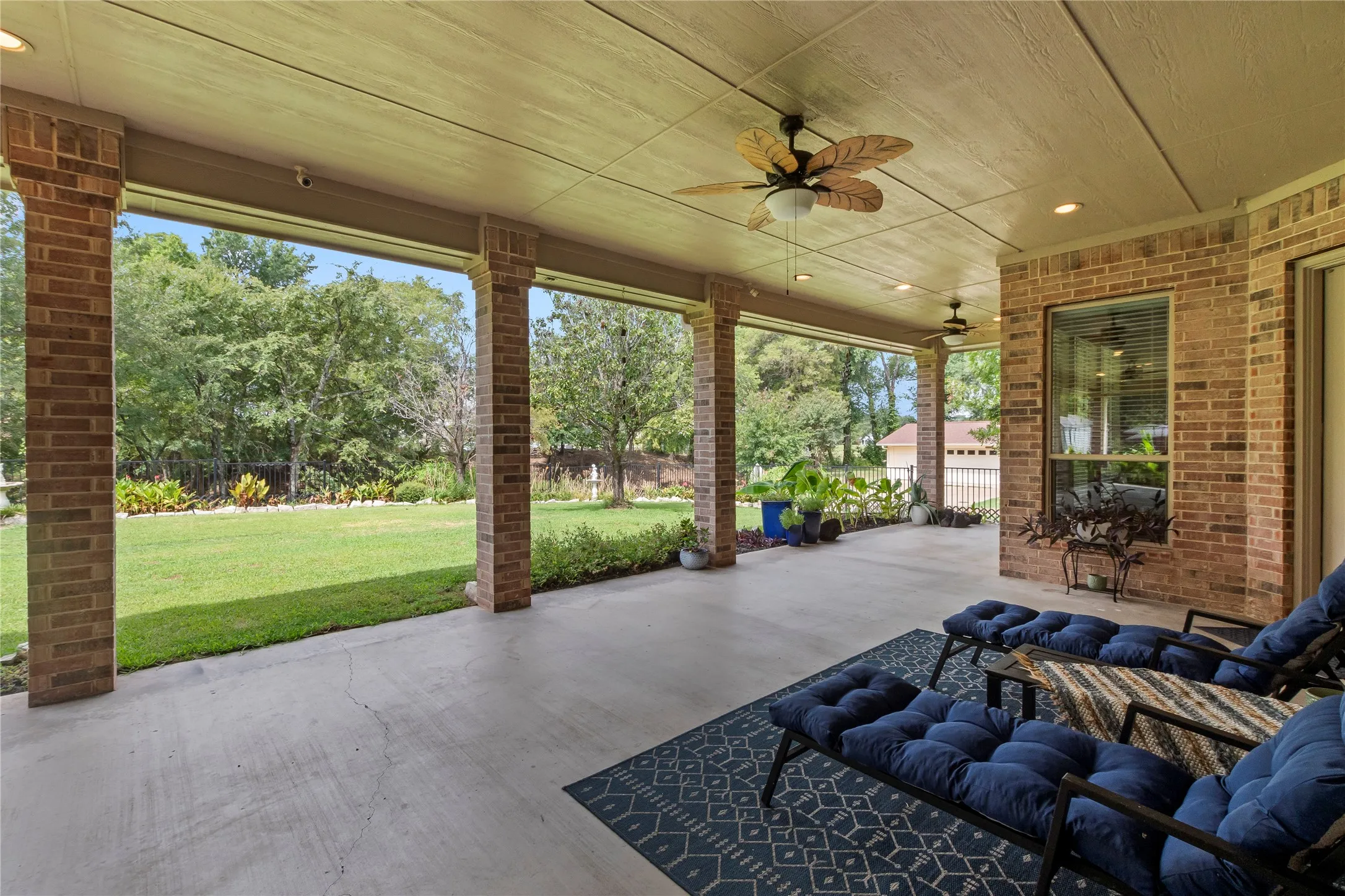 Single Family Residence For Sale in Kaufman County , 10776 Legg Drive, Kemp, Texas 75143, 4 Bedroom, 5 Bathroom, 3 Garage spaces, 3,004 Sqft, built in 2000, mls#21333963, Real Estate Agent in Kemp, Homes For Sale in Kaufman county, Homes For Sale in Kemp, Realtor in Kemp Texas, Real Estate Brokerage Independent Realty Texas, Luminita Cordes Realtor