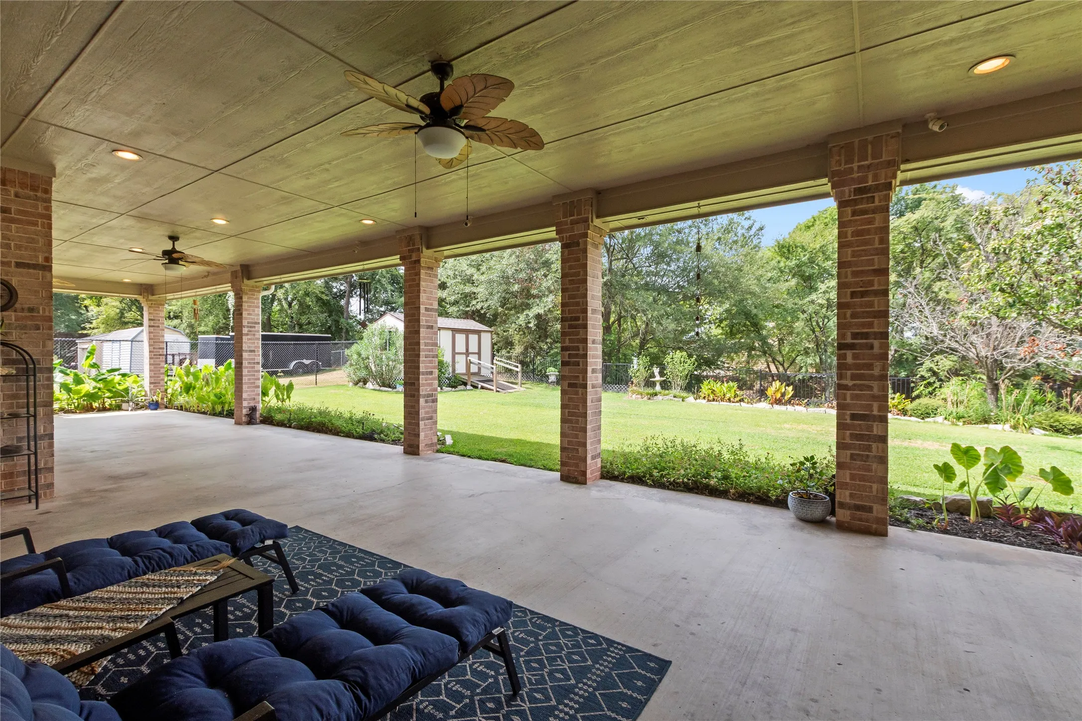 Single Family Residence For Sale in Kaufman County , 10776 Legg Drive, Kemp, Texas 75143, 4 Bedroom, 5 Bathroom, 3 Garage spaces, 3,004 Sqft, built in 2000, mls#21333963, Real Estate Agent in Kemp, Homes For Sale in Kaufman county, Homes For Sale in Kemp, Realtor in Kemp Texas, Real Estate Brokerage Independent Realty Texas, Luminita Cordes Realtor