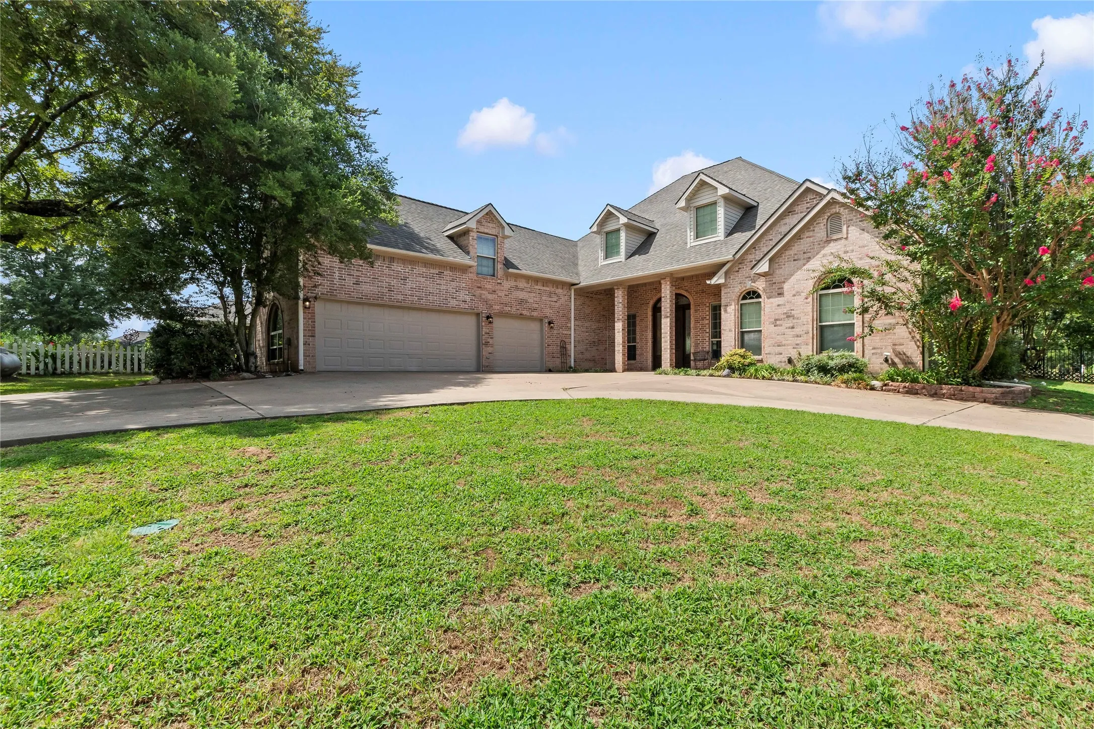Single Family Residence For Sale in Kaufman County , 10776 Legg Drive, Kemp, Texas 75143, 4 Bedroom, 5 Bathroom, 3 Garage spaces, 3,004 Sqft, built in 2000, mls#21333963, Real Estate Agent in Kemp, Homes For Sale in Kaufman county, Homes For Sale in Kemp, Realtor in Kemp Texas, Real Estate Brokerage Independent Realty Texas, Luminita Cordes Realtor