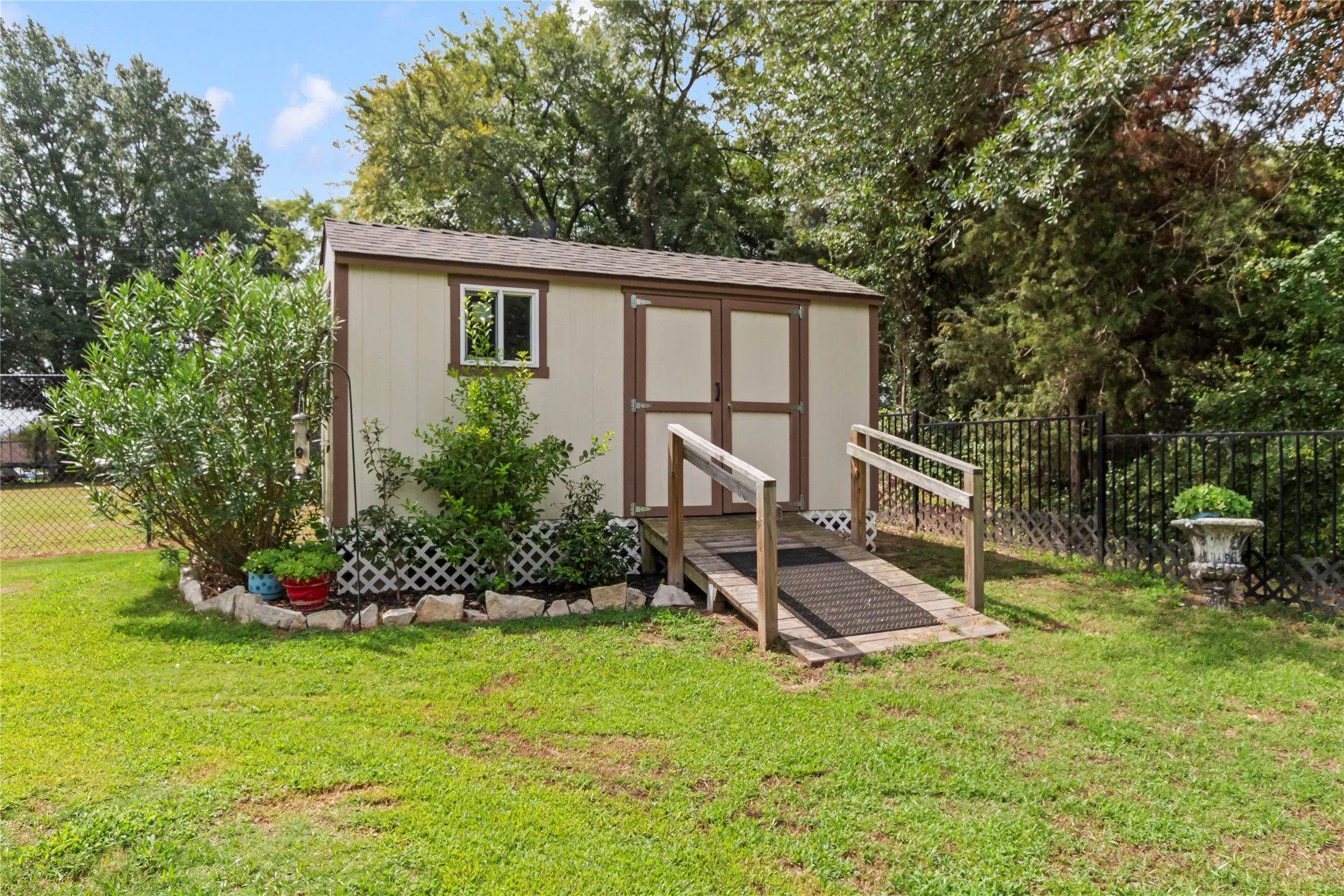 Single Family Residence For Sale in Kaufman County , 10776 Legg Drive, Kemp, Texas 75143, 4 Bedroom, 5 Bathroom, 3 Garage spaces, 3,004 Sqft, built in 2000, mls#21333963, Real Estate Agent in Kemp, Homes For Sale in Kaufman county, Homes For Sale in Kemp, Realtor in Kemp Texas, Real Estate Brokerage Independent Realty Texas, Luminita Cordes Realtor