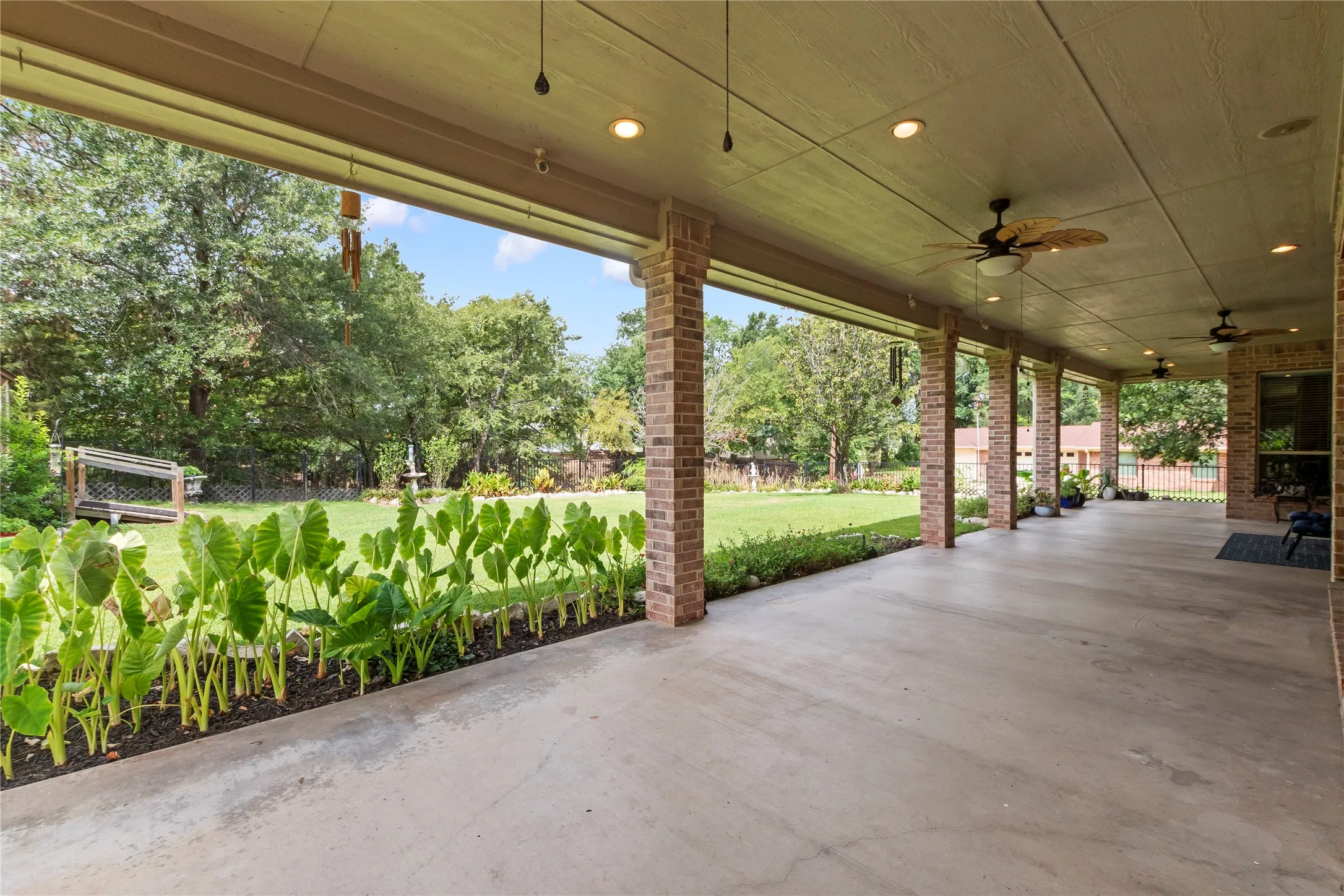 Single Family Residence For Sale in Kaufman County , 10776 Legg Drive, Kemp, Texas 75143, 4 Bedroom, 5 Bathroom, 3 Garage spaces, 3,004 Sqft, built in 2000, mls#21333963, Real Estate Agent in Kemp, Homes For Sale in Kaufman county, Homes For Sale in Kemp, Realtor in Kemp Texas, Real Estate Brokerage Independent Realty Texas, Luminita Cordes Realtor