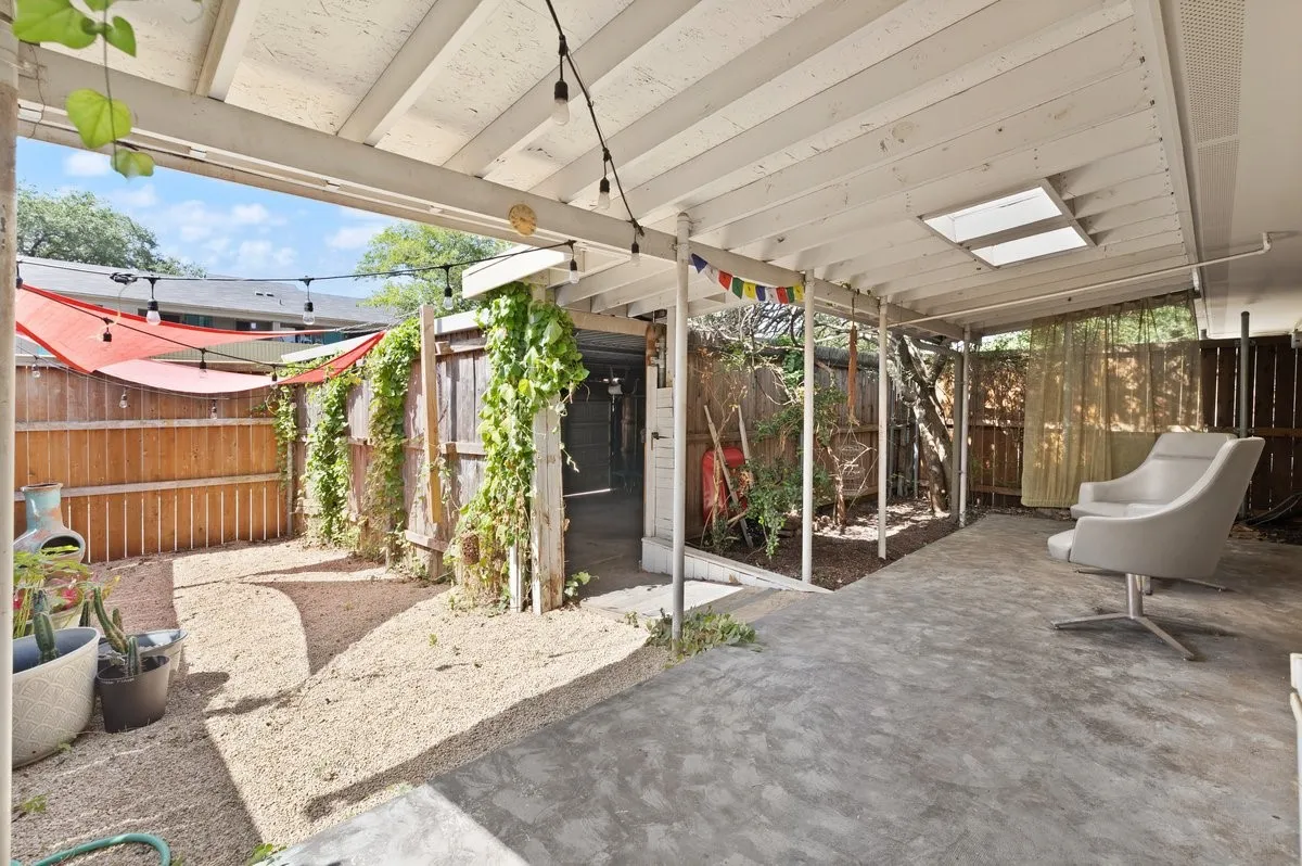 outdoor courtyard with back patio and 2 car garage
