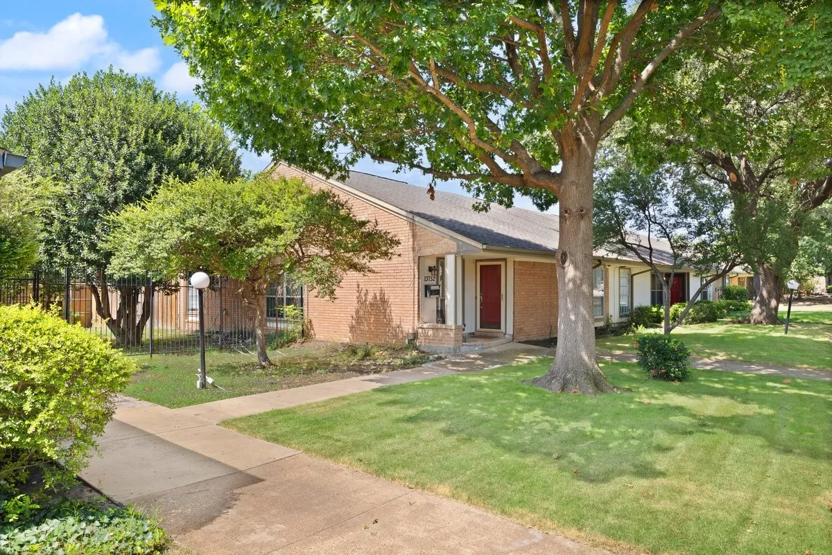 Corner unit townhome