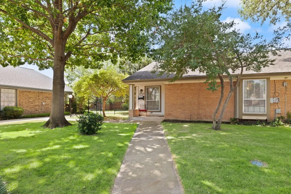 Townhouse For Sale in Dallas County , 13752 Flagstone Lane, Dallas, Texas 75240, 3 Bedroom, 2 Bathroom, 2 Garage spaces, 1,408 Sqft, built in 1970, Price $240,000, mls#21335166, Real Estate Agent in Dallas, Homes For Sale in Dallas county, Homes For Sale in Dallas, Realtor in Dallas Texas, Real Estate Brokerage Independent Realty Texas, Luminita Cordes Realtor