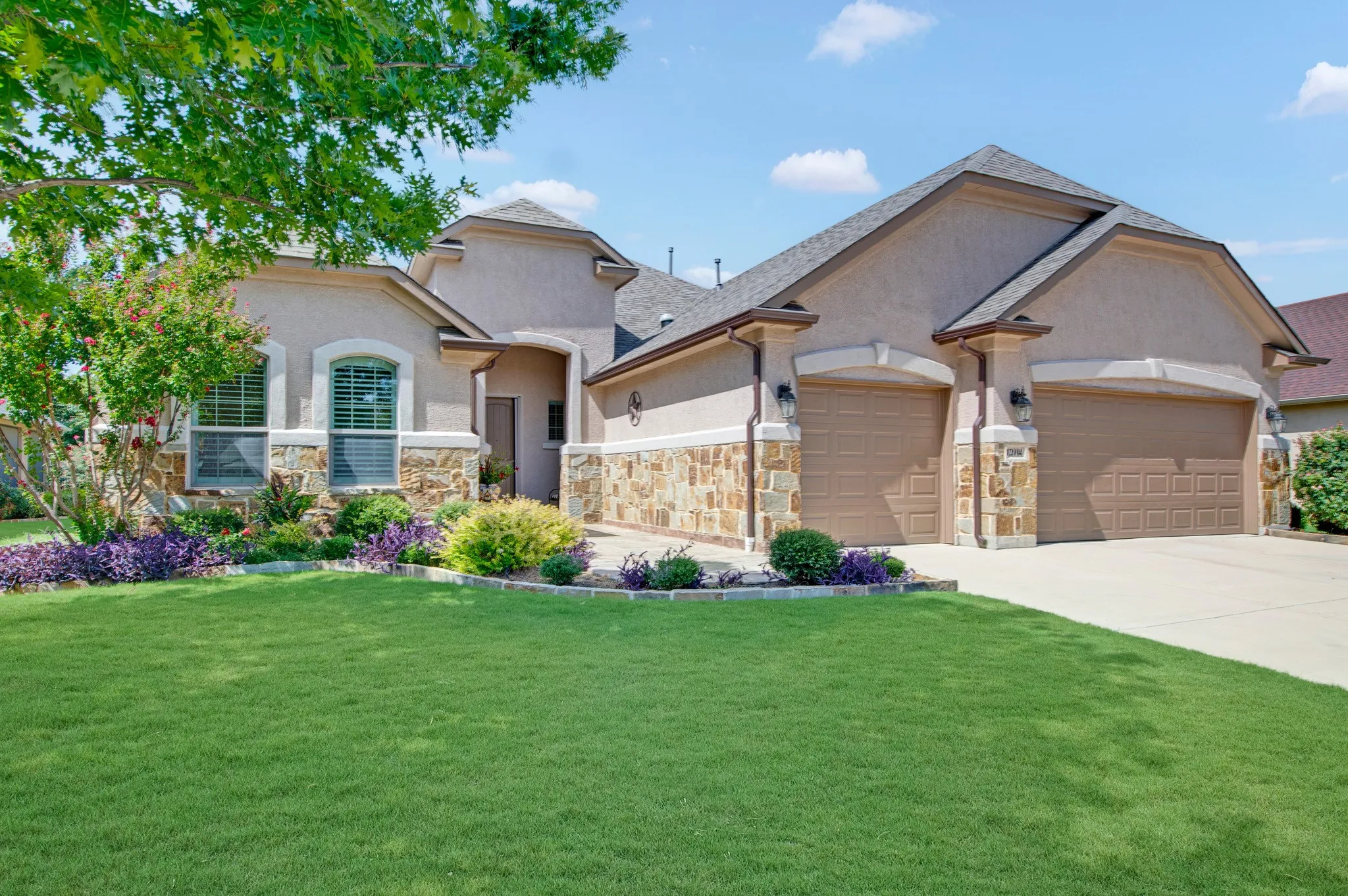 Single Family Residence For Sale in Denton County , 12004 Pepperidge Avenue, Denton, Texas 76207, 2 Bedroom, 3 Bathroom, 3 Garage spaces, 2,229 Sqft, built in 2016, mls#21332610, Real Estate Agent in Denton, Homes For Sale in Denton county, Homes For Sale in Denton, Realtor in Denton Texas, Real Estate Brokerage Independent Realty Texas, Luminita Cordes Realtor