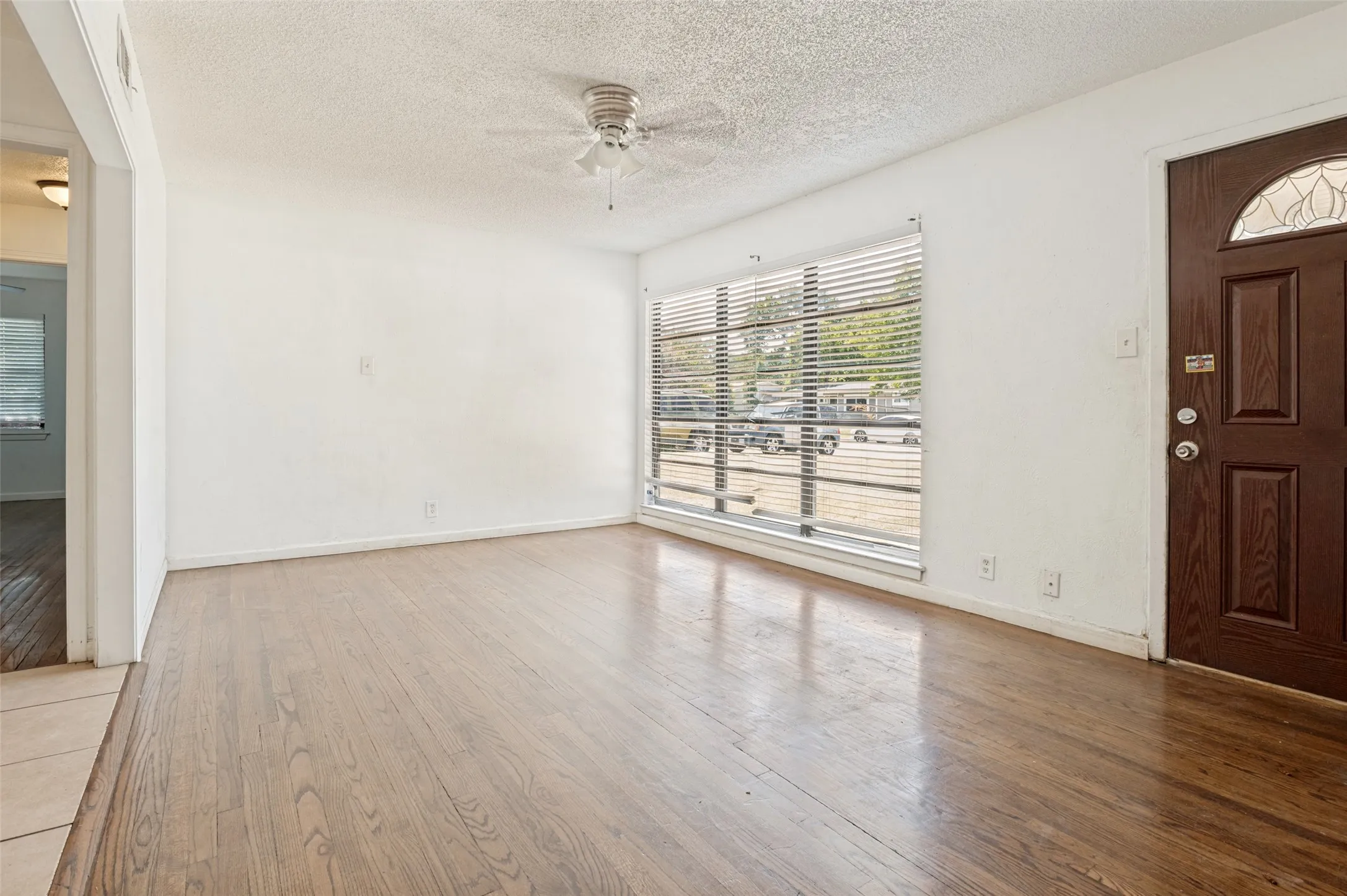 Single Family Residence For Sale in Dallas County , 11515 Abston Lane, Dallas, Texas 75218, 2 Bedrooms, 1 Bathroom, Garage spaces, 1,164 Sqft, built in 1953, Price $195,999, mls#21338101, Real Estate Agent in Dallas, Homes For Sale in Dallas county, Homes For Sale in Dallas, Realtor in Dallas Texas, Real Estate Brokerage Independent Realty Texas, Luminita Cordes Realtor