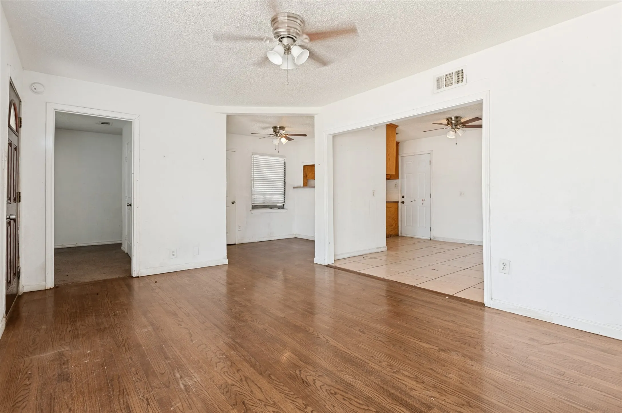 Single Family Residence For Sale in Dallas County , 11515 Abston Lane, Dallas, Texas 75218, 2 Bedrooms, 1 Bathroom, Garage spaces, 1,164 Sqft, built in 1953, Price $195,999, mls#21338101, Real Estate Agent in Dallas, Homes For Sale in Dallas county, Homes For Sale in Dallas, Realtor in Dallas Texas, Real Estate Brokerage Independent Realty Texas, Luminita Cordes Realtor