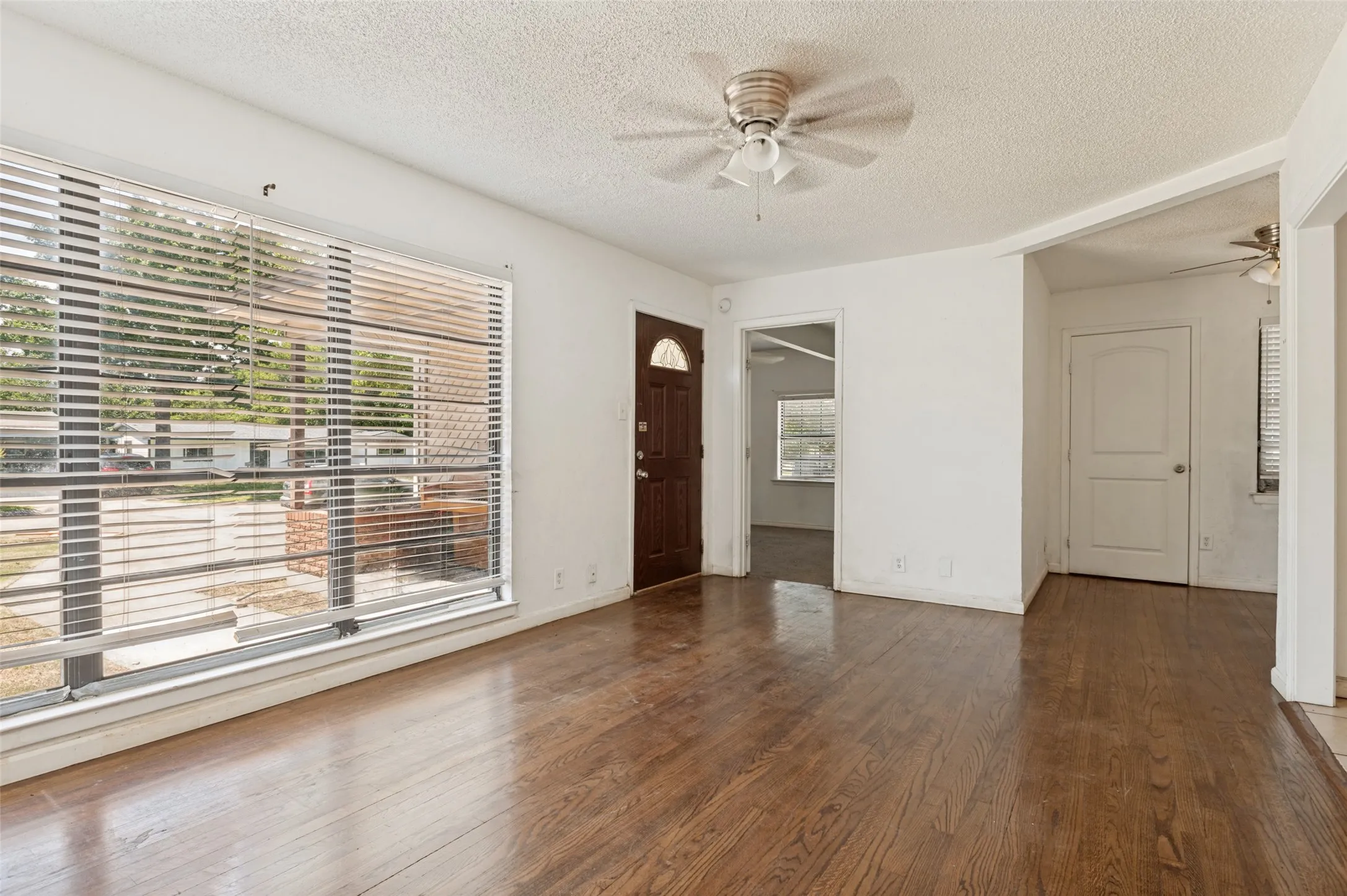 Single Family Residence For Sale in Dallas County , 11515 Abston Lane, Dallas, Texas 75218, 2 Bedrooms, 1 Bathroom, Garage spaces, 1,164 Sqft, built in 1953, Price $195,999, mls#21338101, Real Estate Agent in Dallas, Homes For Sale in Dallas county, Homes For Sale in Dallas, Realtor in Dallas Texas, Real Estate Brokerage Independent Realty Texas, Luminita Cordes Realtor
