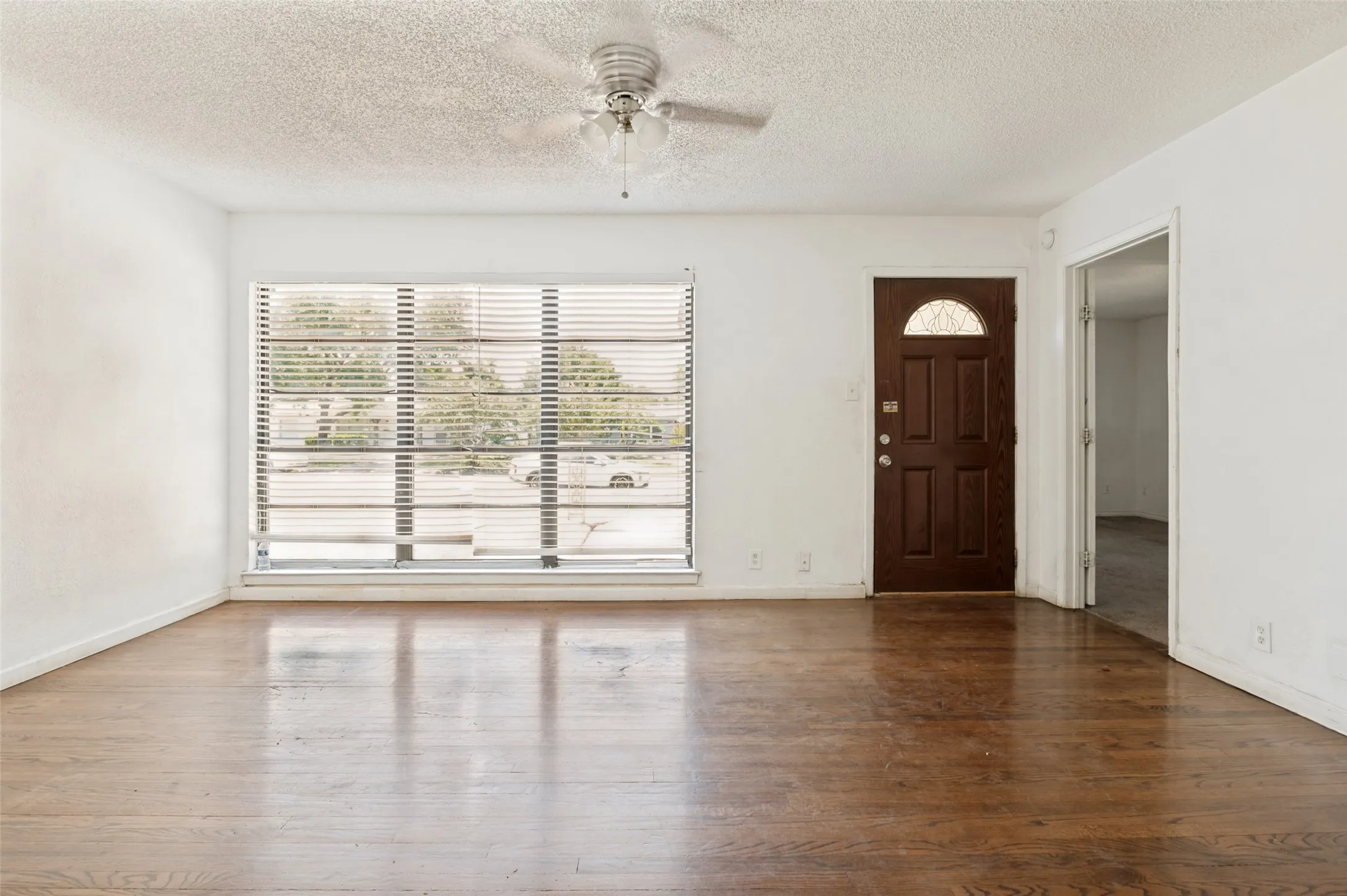Single Family Residence For Sale in Dallas County , 11515 Abston Lane, Dallas, Texas 75218, 2 Bedrooms, 1 Bathroom, Garage spaces, 1,164 Sqft, built in 1953, Price $195,999, mls#21338101, Real Estate Agent in Dallas, Homes For Sale in Dallas county, Homes For Sale in Dallas, Realtor in Dallas Texas, Real Estate Brokerage Independent Realty Texas, Luminita Cordes Realtor