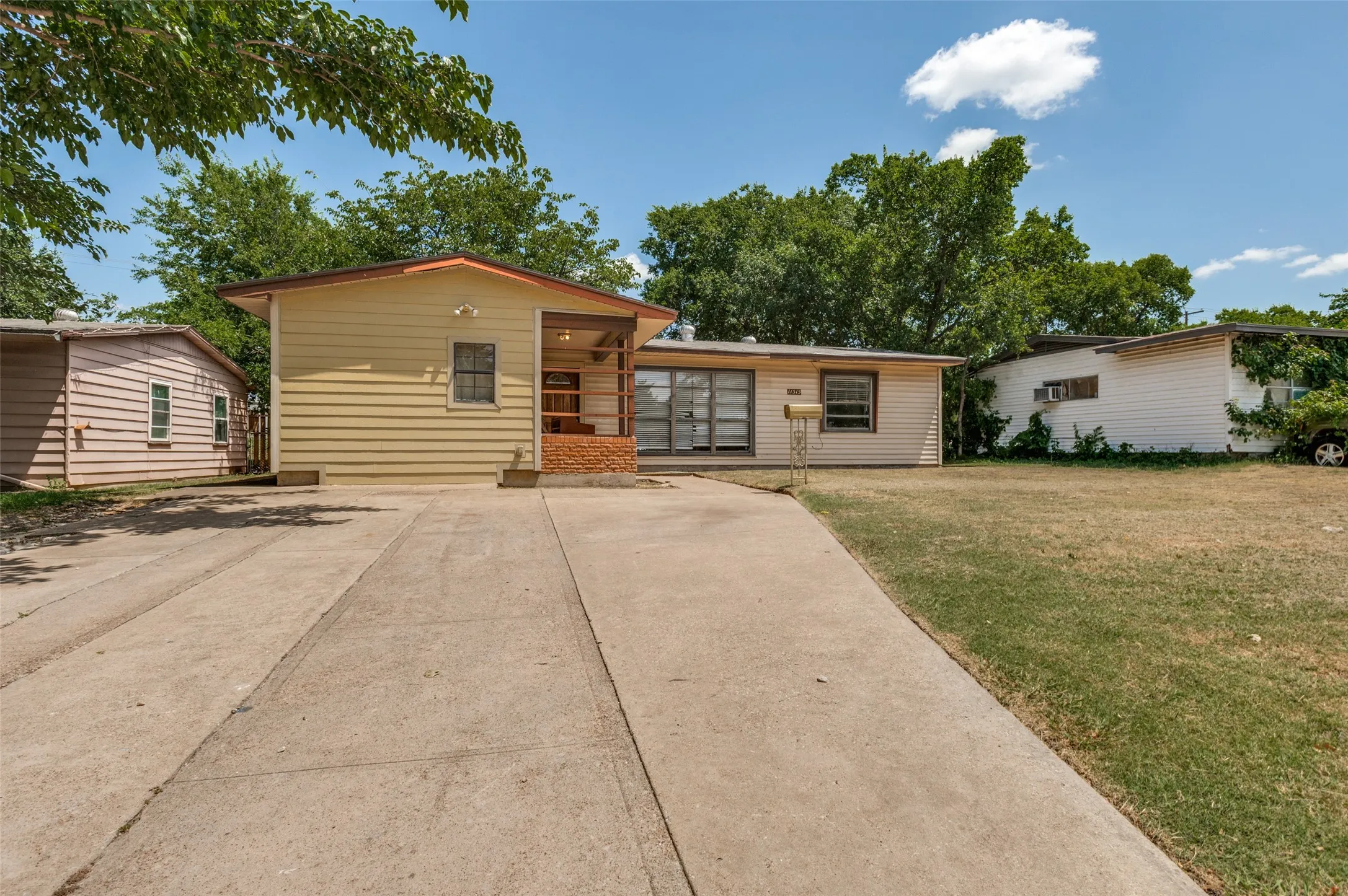 Single Family Residence For Sale in Dallas County , 11515 Abston Lane, Dallas, Texas 75218, 2 Bedrooms, 1 Bathroom, Garage spaces, 1,164 Sqft, built in 1953, Price $195,999, mls#21338101, Real Estate Agent in Dallas, Homes For Sale in Dallas county, Homes For Sale in Dallas, Realtor in Dallas Texas, Real Estate Brokerage Independent Realty Texas, Luminita Cordes Realtor