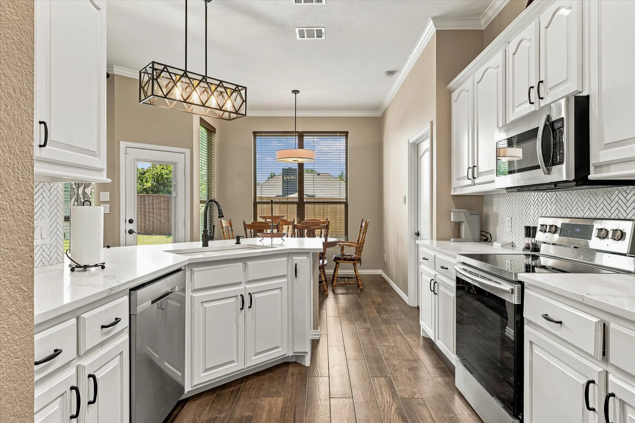 Single Family Residence For Sale in Ellis County , 6030 Cynthia Drive, Midlothian, Texas 76065, 4 Bedroom, 2 Bathroom, 2 Garage spaces, 2,117 Sqft, built in 2004, mls#21337649, Real Estate Agent in Midlothian, Homes For Sale in Ellis county, Homes For Sale in Midlothian, Realtor in Midlothian Texas, Real Estate Brokerage Independent Realty Texas, Luminita Cordes Realtor