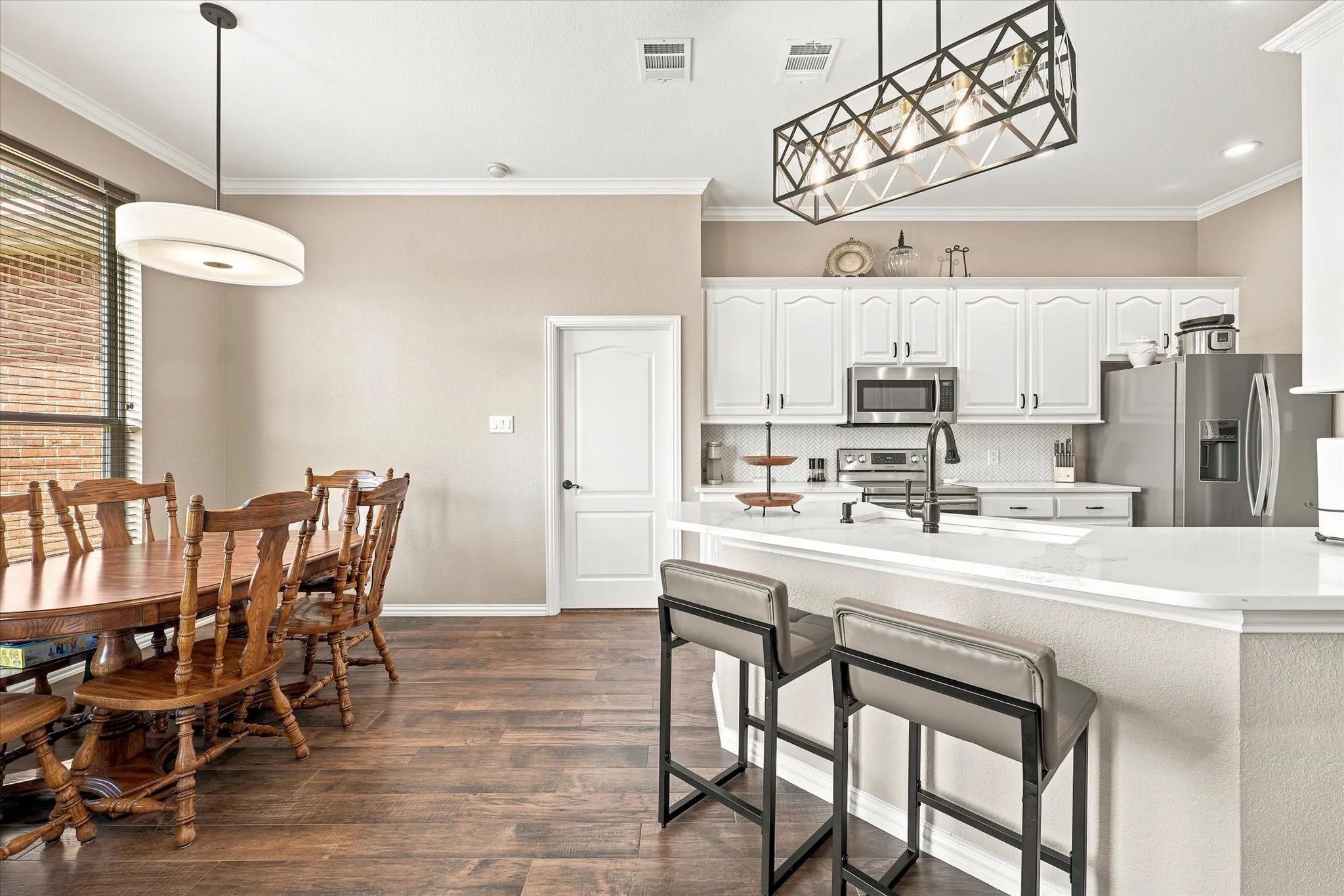Single Family Residence For Sale in Ellis County , 6030 Cynthia Drive, Midlothian, Texas 76065, 4 Bedroom, 2 Bathroom, 2 Garage spaces, 2,117 Sqft, built in 2004, mls#21337649, Real Estate Agent in Midlothian, Homes For Sale in Ellis county, Homes For Sale in Midlothian, Realtor in Midlothian Texas, Real Estate Brokerage Independent Realty Texas, Luminita Cordes Realtor