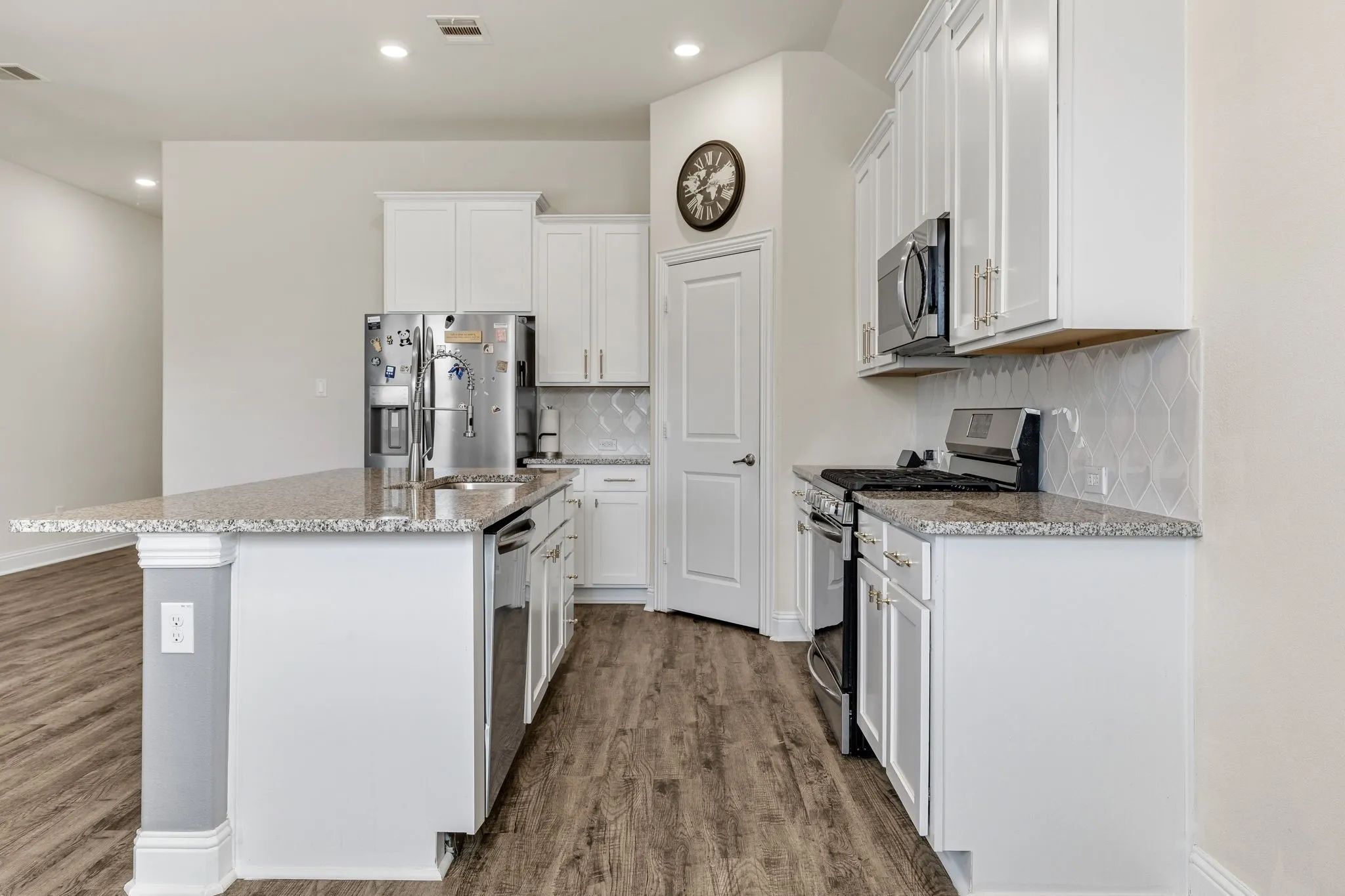 Single Family Residence For Sale in Denton County , 2717 Ainsworth Road, Aubrey, Texas 76227, 3 Bedroom, 2 Bathroom, 2 Garage spaces, 1,521 Sqft, built in 2019, mls#21335954, Real Estate Agent in Aubrey, Homes For Sale in Denton county, Homes For Sale in Aubrey, Realtor in Aubrey Texas, Real Estate Brokerage Independent Realty Texas, Luminita Cordes Realtor