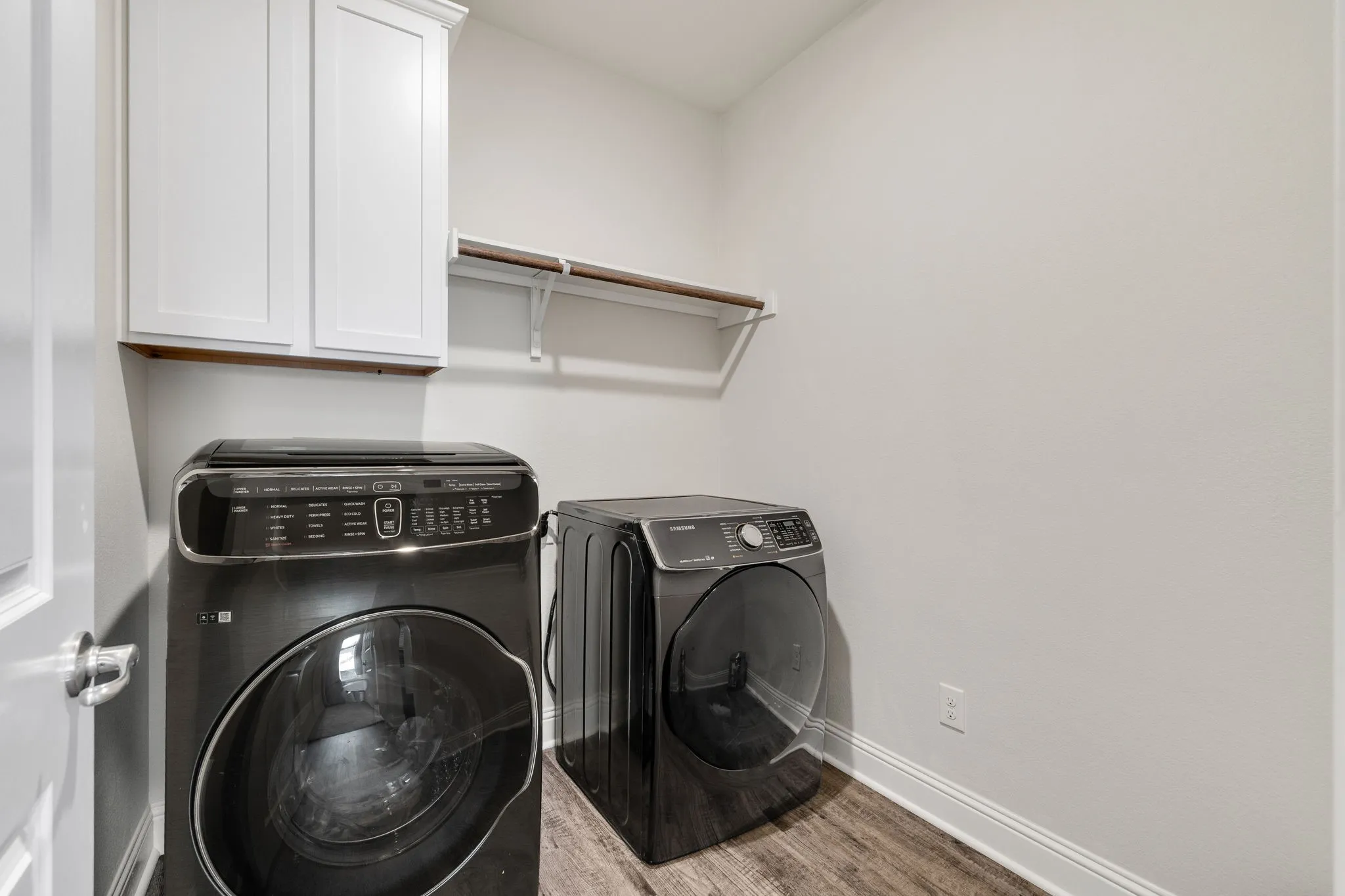 Full-size with drip/dry area & built it cabinets. Washer and dryer included!