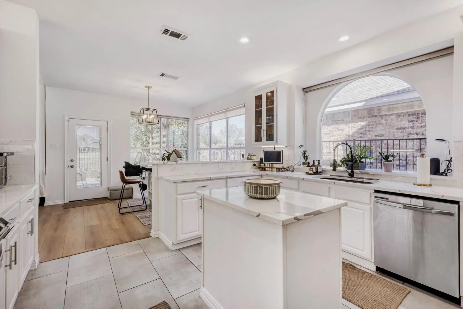 Single Family Residence For Sale in Dallas County , 9709 Fairway Vista Drive, Rowlett, Texas 75089, 4 Bedroom, 4 Bathroom, 3 Garage spaces, 3,967 Sqft, built in 2001, mls#21337725, Real Estate Agent in Rowlett, Homes For Sale in Dallas county, Homes For Sale in Rowlett, Realtor in Rowlett Texas, Real Estate Brokerage Independent Realty Texas, Luminita Cordes Realtor