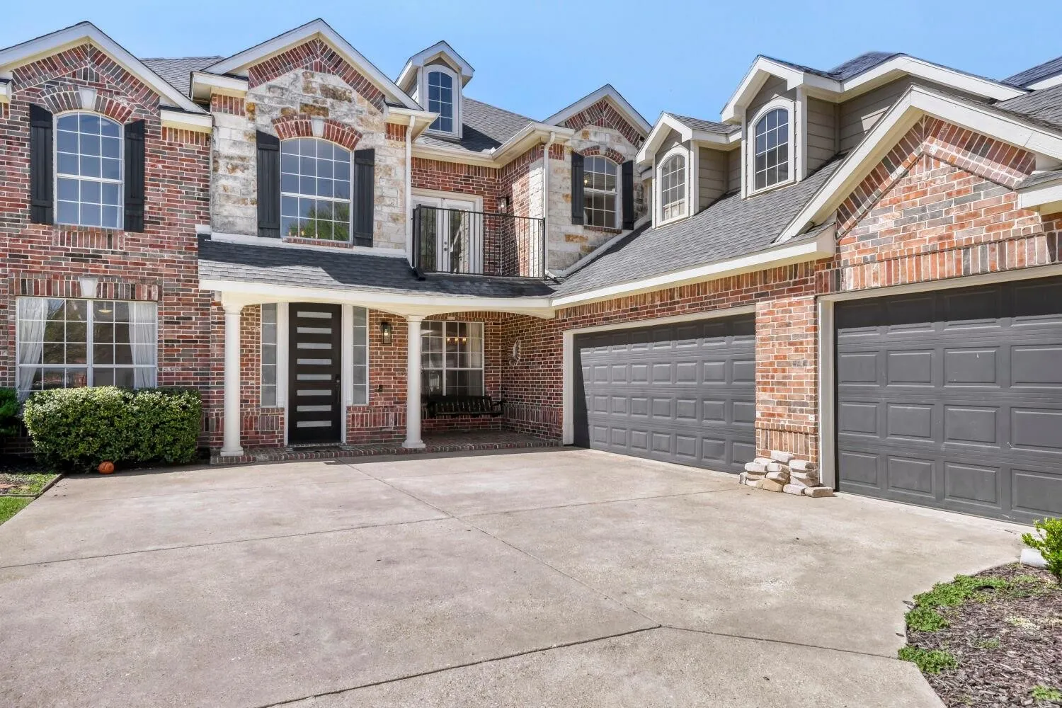 Single Family Residence For Sale in Dallas County , 9709 Fairway Vista Drive, Rowlett, Texas 75089, 4 Bedroom, 4 Bathroom, 3 Garage spaces, 3,967 Sqft, built in 2001, mls#21337725, Real Estate Agent in Rowlett, Homes For Sale in Dallas county, Homes For Sale in Rowlett, Realtor in Rowlett Texas, Real Estate Brokerage Independent Realty Texas, Luminita Cordes Realtor