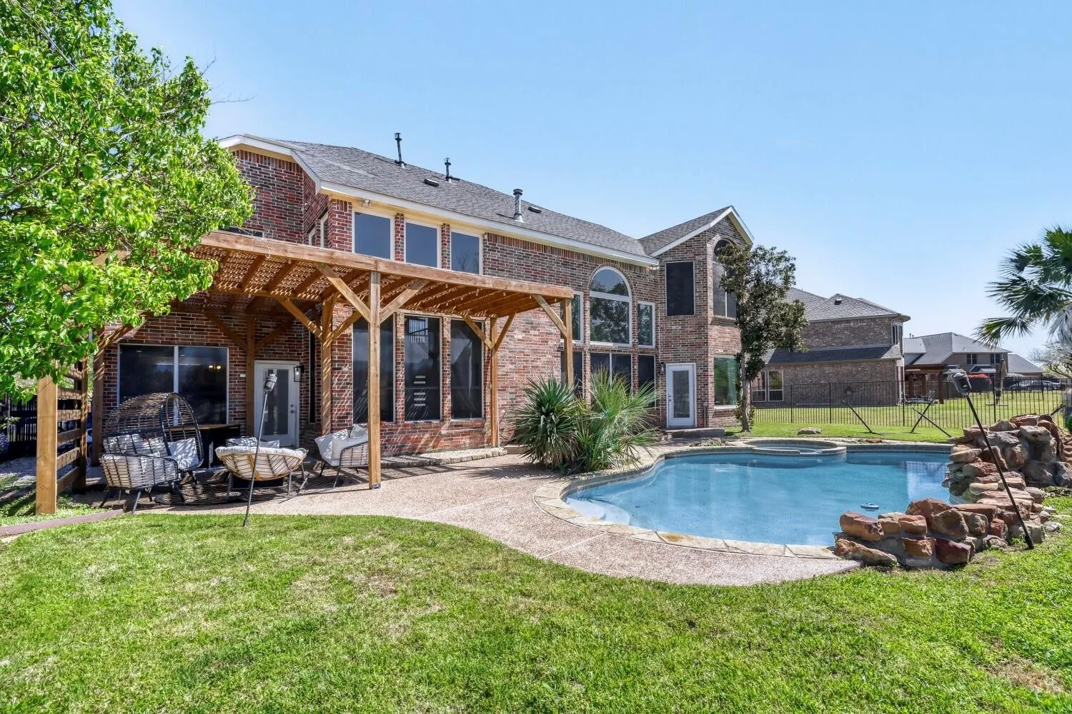 Single Family Residence For Sale in Dallas County , 9709 Fairway Vista Drive, Rowlett, Texas 75089, 4 Bedroom, 4 Bathroom, 3 Garage spaces, 3,967 Sqft, built in 2001, mls#21337725, Real Estate Agent in Rowlett, Homes For Sale in Dallas county, Homes For Sale in Rowlett, Realtor in Rowlett Texas, Real Estate Brokerage Independent Realty Texas, Luminita Cordes Realtor