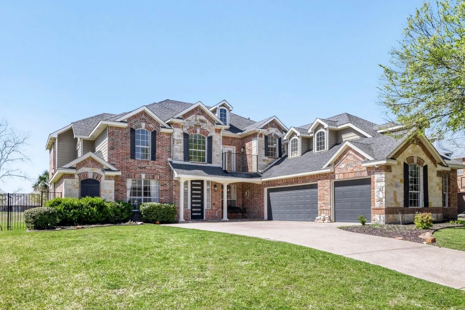 Single Family Residence For Sale in Dallas County , 9709 Fairway Vista Drive, Rowlett, Texas 75089, 4 Bedroom, 4 Bathroom, 3 Garage spaces, 3,967 Sqft, built in 2001, mls#21337725, Real Estate Agent in Rowlett, Homes For Sale in Dallas county, Homes For Sale in Rowlett, Realtor in Rowlett Texas, Real Estate Brokerage Independent Realty Texas, Luminita Cordes Realtor