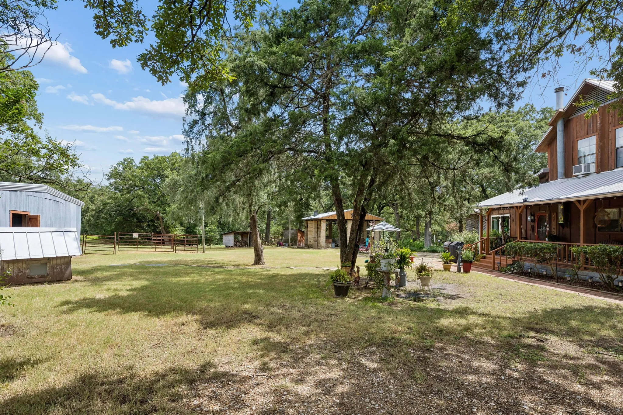 Single Family Residence For Sale in Kaufman County , 8363 County Road 4095, Kaufman, Texas 75142, 4 Bedroom, 3 Bathroom, 5 Garage spaces, 2,397 Sqft, built in 1983, mls#21331095, Real Estate Agent in Kaufman, Homes For Sale in Kaufman county, Homes For Sale in Kaufman, Realtor in Kaufman Texas, Real Estate Brokerage Independent Realty Texas, Luminita Cordes Realtor