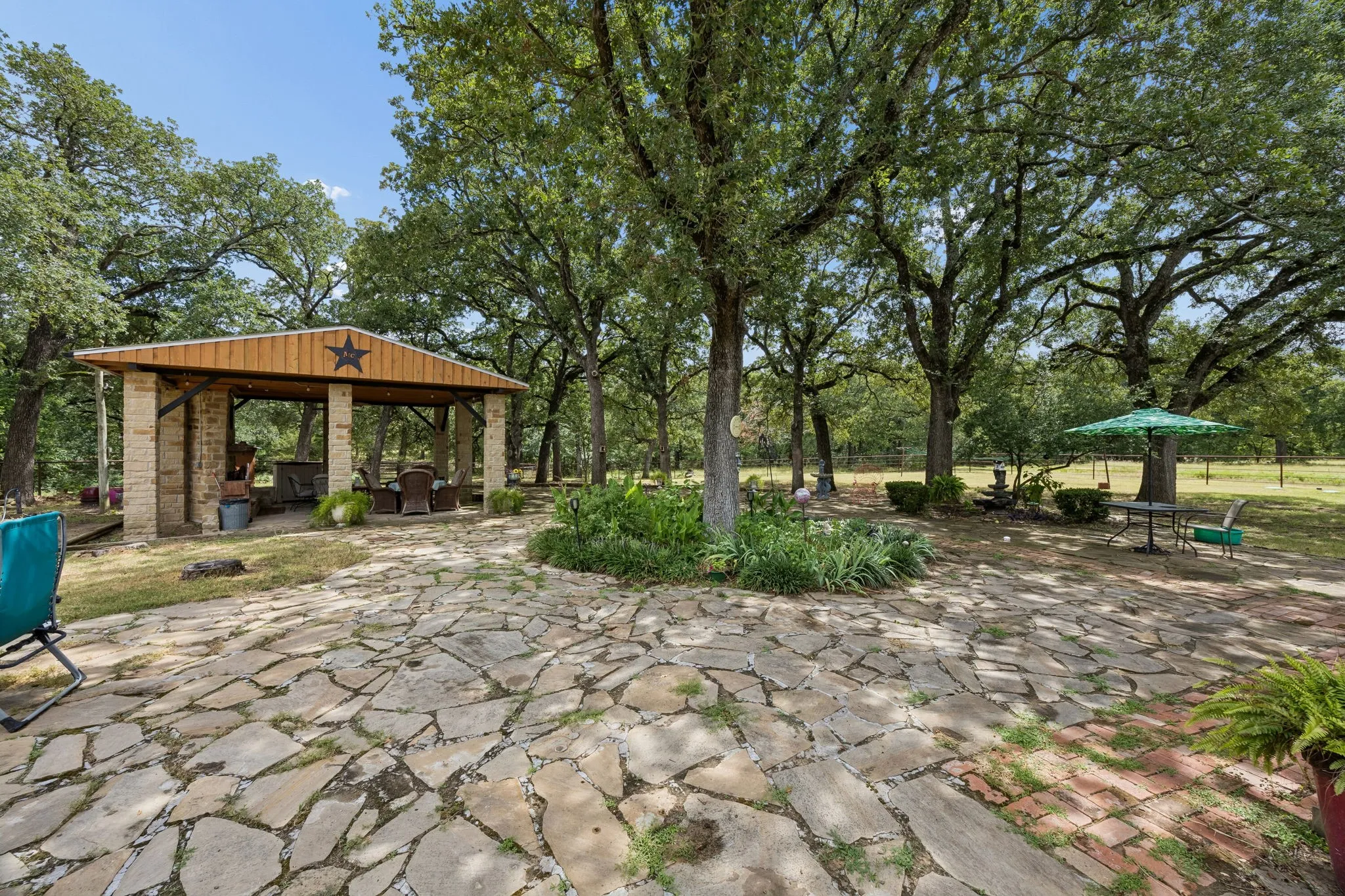 Single Family Residence For Sale in Kaufman County , 8363 County Road 4095, Kaufman, Texas 75142, 4 Bedroom, 3 Bathroom, 5 Garage spaces, 2,397 Sqft, built in 1983, mls#21331095, Real Estate Agent in Kaufman, Homes For Sale in Kaufman county, Homes For Sale in Kaufman, Realtor in Kaufman Texas, Real Estate Brokerage Independent Realty Texas, Luminita Cordes Realtor