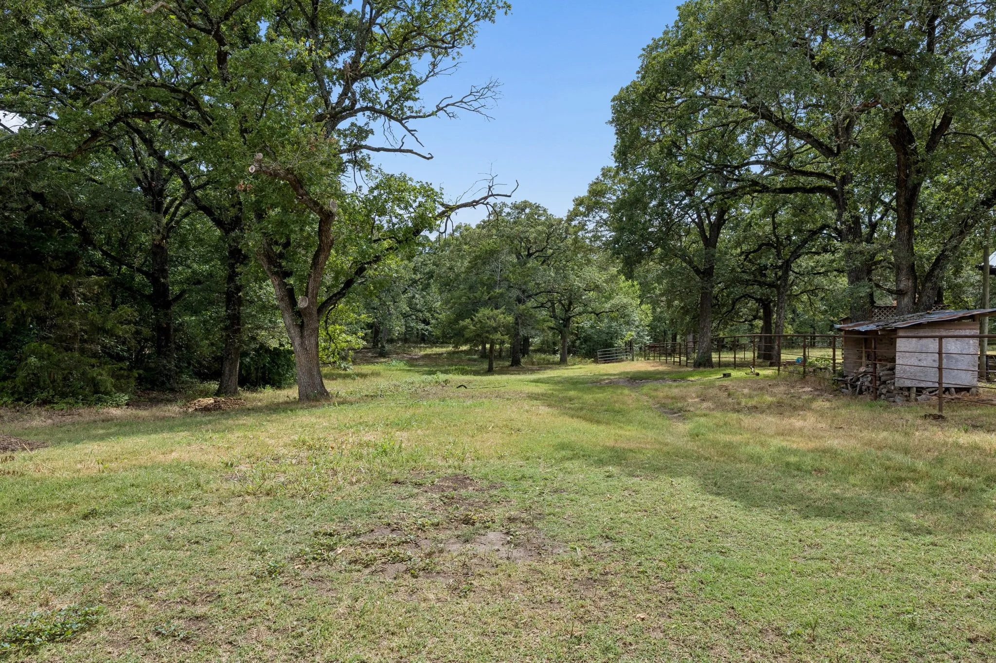 Single Family Residence For Sale in Kaufman County , 8363 County Road 4095, Kaufman, Texas 75142, 4 Bedroom, 3 Bathroom, 5 Garage spaces, 2,397 Sqft, built in 1983, mls#21331095, Real Estate Agent in Kaufman, Homes For Sale in Kaufman county, Homes For Sale in Kaufman, Realtor in Kaufman Texas, Real Estate Brokerage Independent Realty Texas, Luminita Cordes Realtor