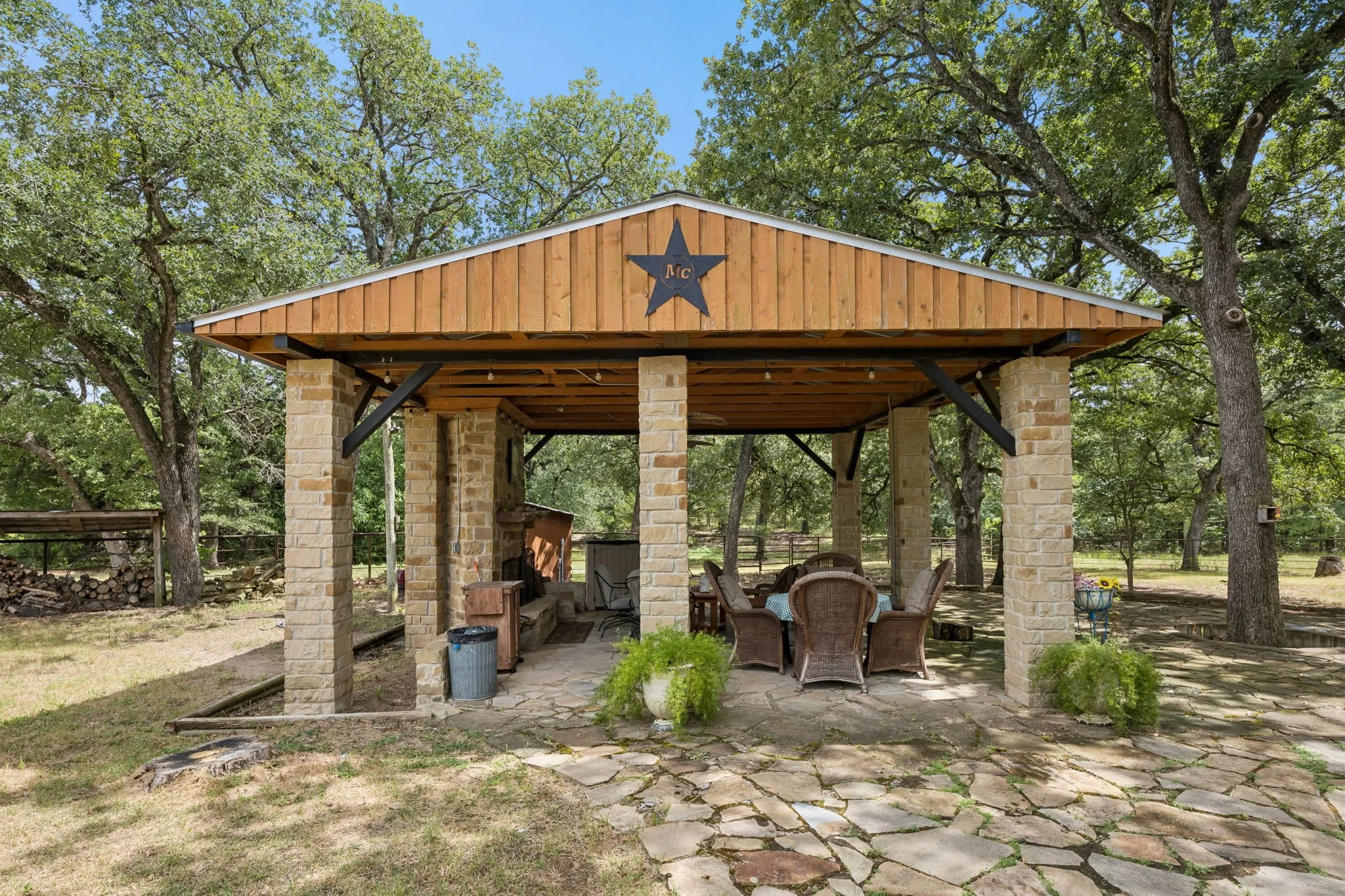 Single Family Residence For Sale in Kaufman County , 8363 County Road 4095, Kaufman, Texas 75142, 4 Bedroom, 3 Bathroom, 5 Garage spaces, 2,397 Sqft, built in 1983, mls#21331095, Real Estate Agent in Kaufman, Homes For Sale in Kaufman county, Homes For Sale in Kaufman, Realtor in Kaufman Texas, Real Estate Brokerage Independent Realty Texas, Luminita Cordes Realtor