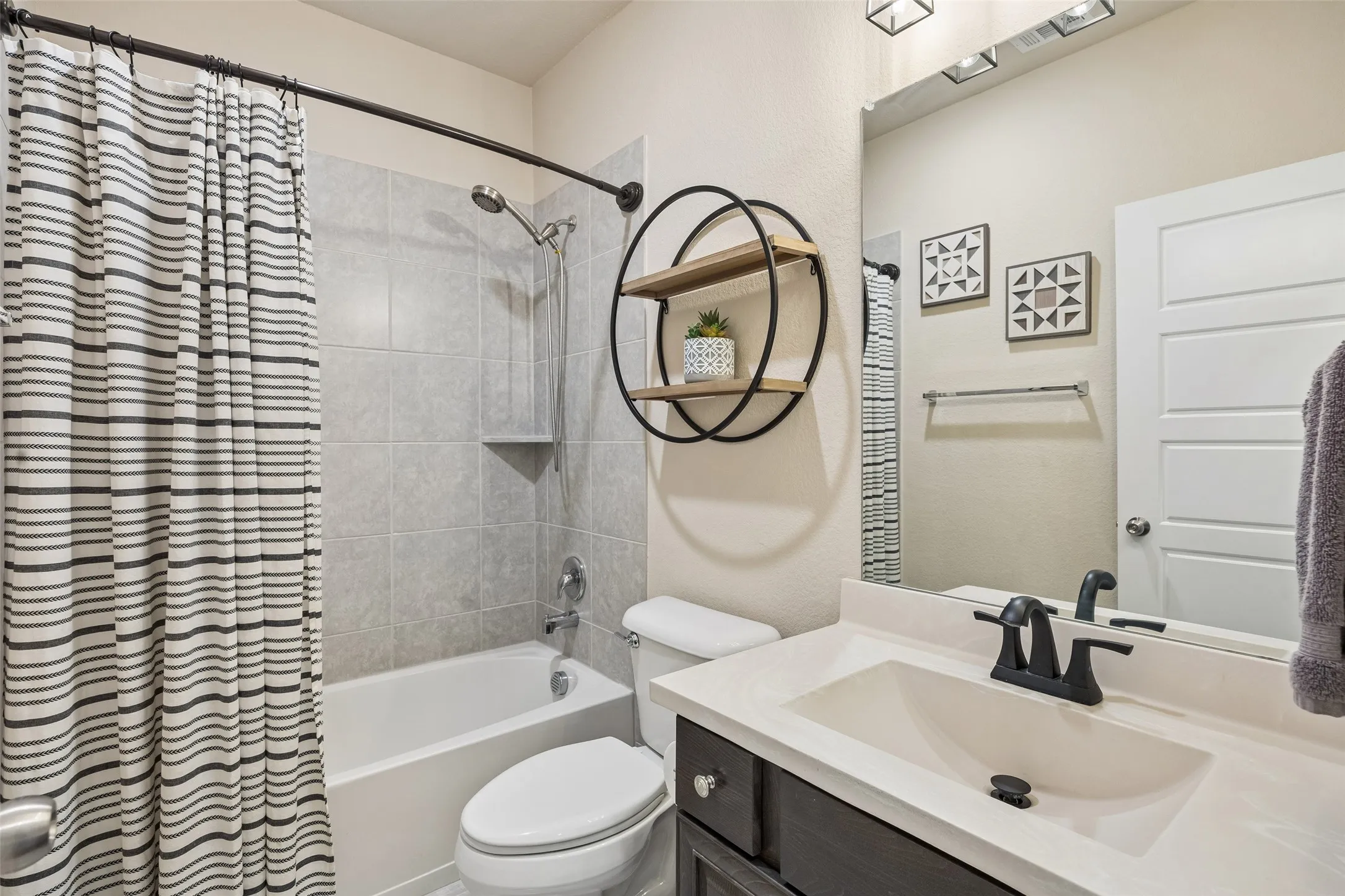 Full bathroom featuring a shower-tub combination