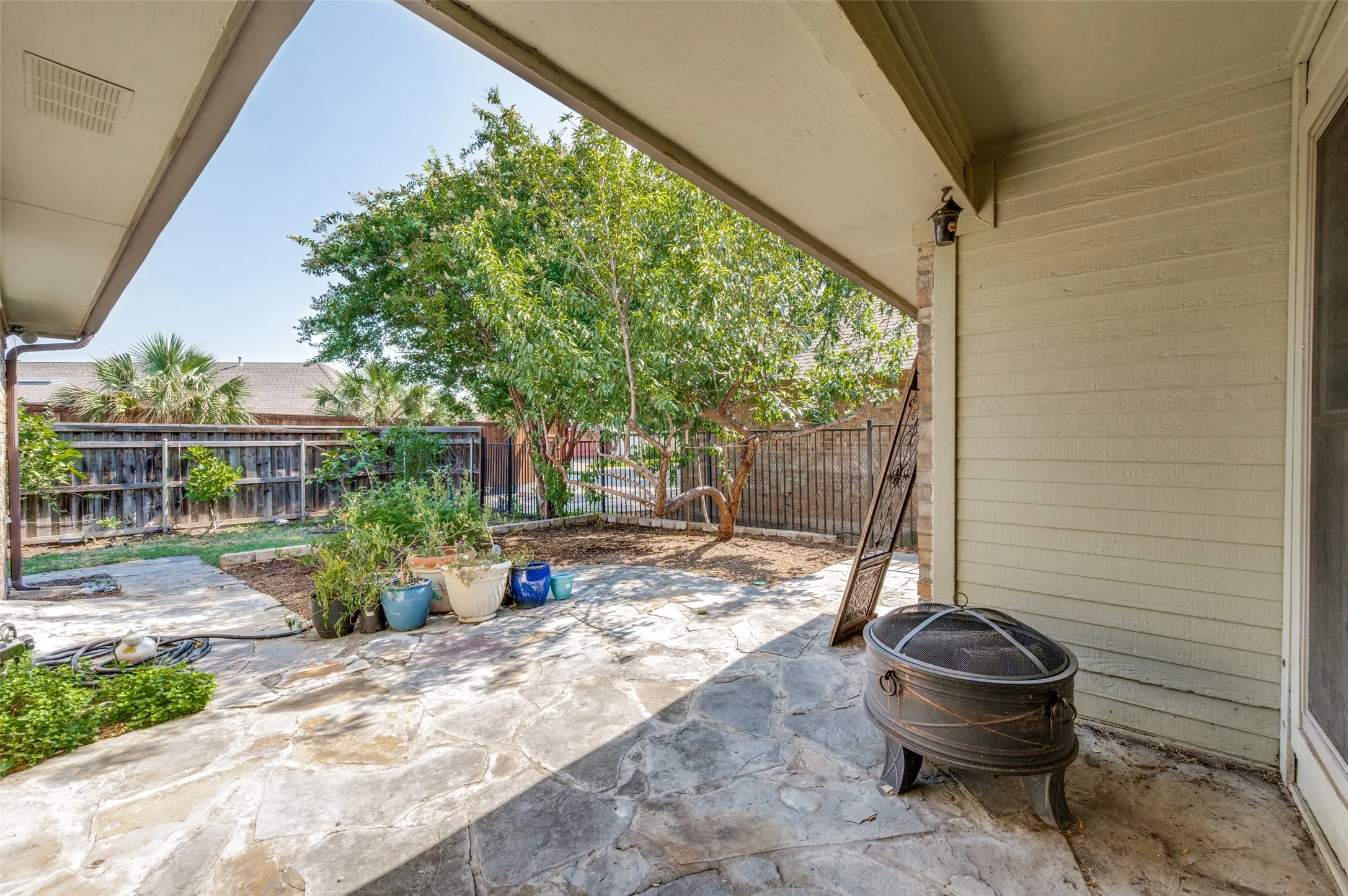 Single Family Residence For Sale in Dallas County , 755 Red River Trail, Irving, Texas 75063, 4 Bedroom, 3 Bathroom, 2 Garage spaces, 2,184 Sqft, built in 1986, mls#21336966, Real Estate Agent in Irving, Homes For Sale in Dallas county, Homes For Sale in Irving, Realtor in Irving Texas, Real Estate Brokerage Independent Realty Texas, Luminita Cordes Realtor