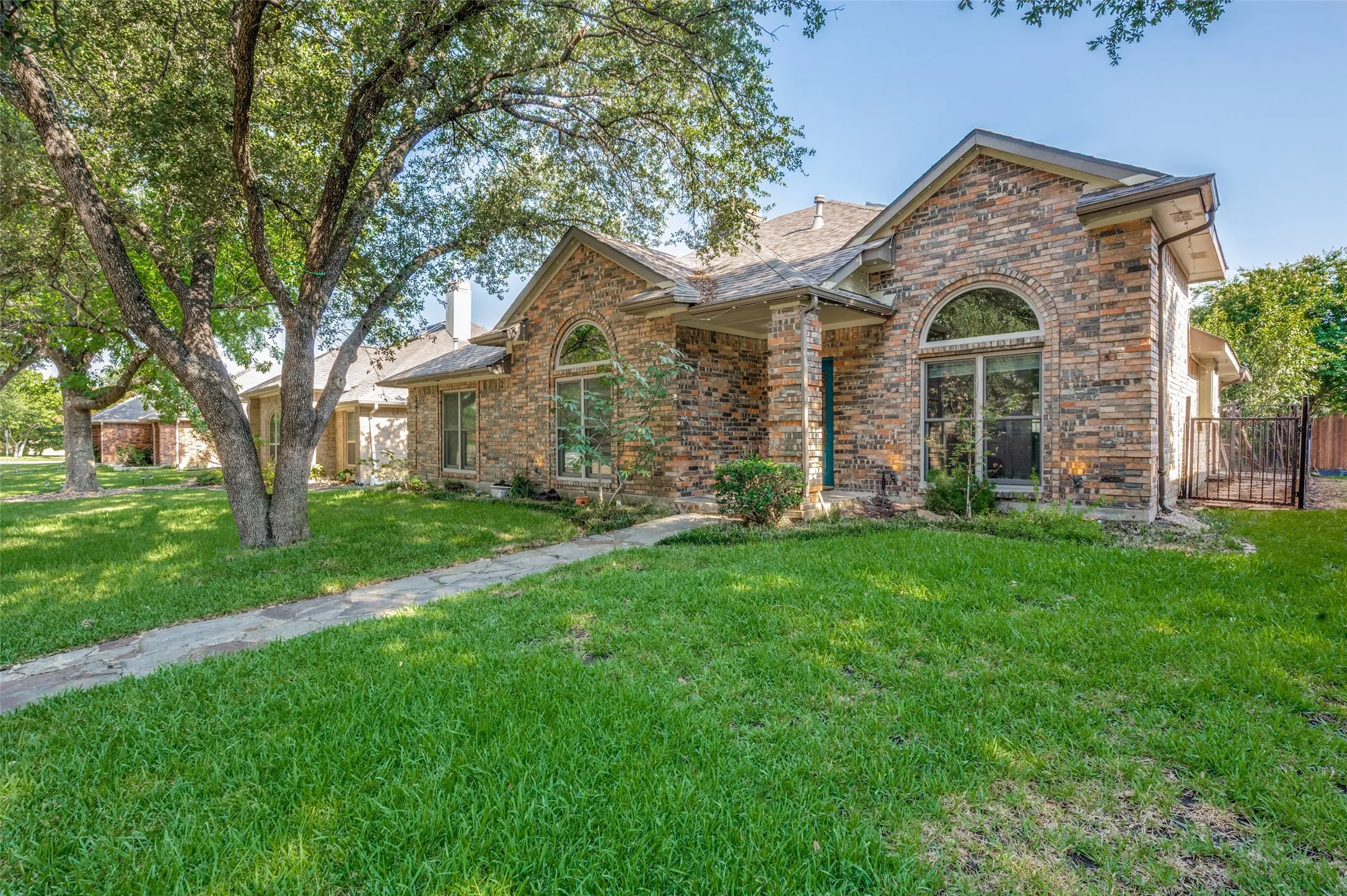 Single Family Residence For Sale in Dallas County , 755 Red River Trail, Irving, Texas 75063, 4 Bedroom, 3 Bathroom, 2 Garage spaces, 2,184 Sqft, built in 1986, mls#21336966, Real Estate Agent in Irving, Homes For Sale in Dallas county, Homes For Sale in Irving, Realtor in Irving Texas, Real Estate Brokerage Independent Realty Texas, Luminita Cordes Realtor
