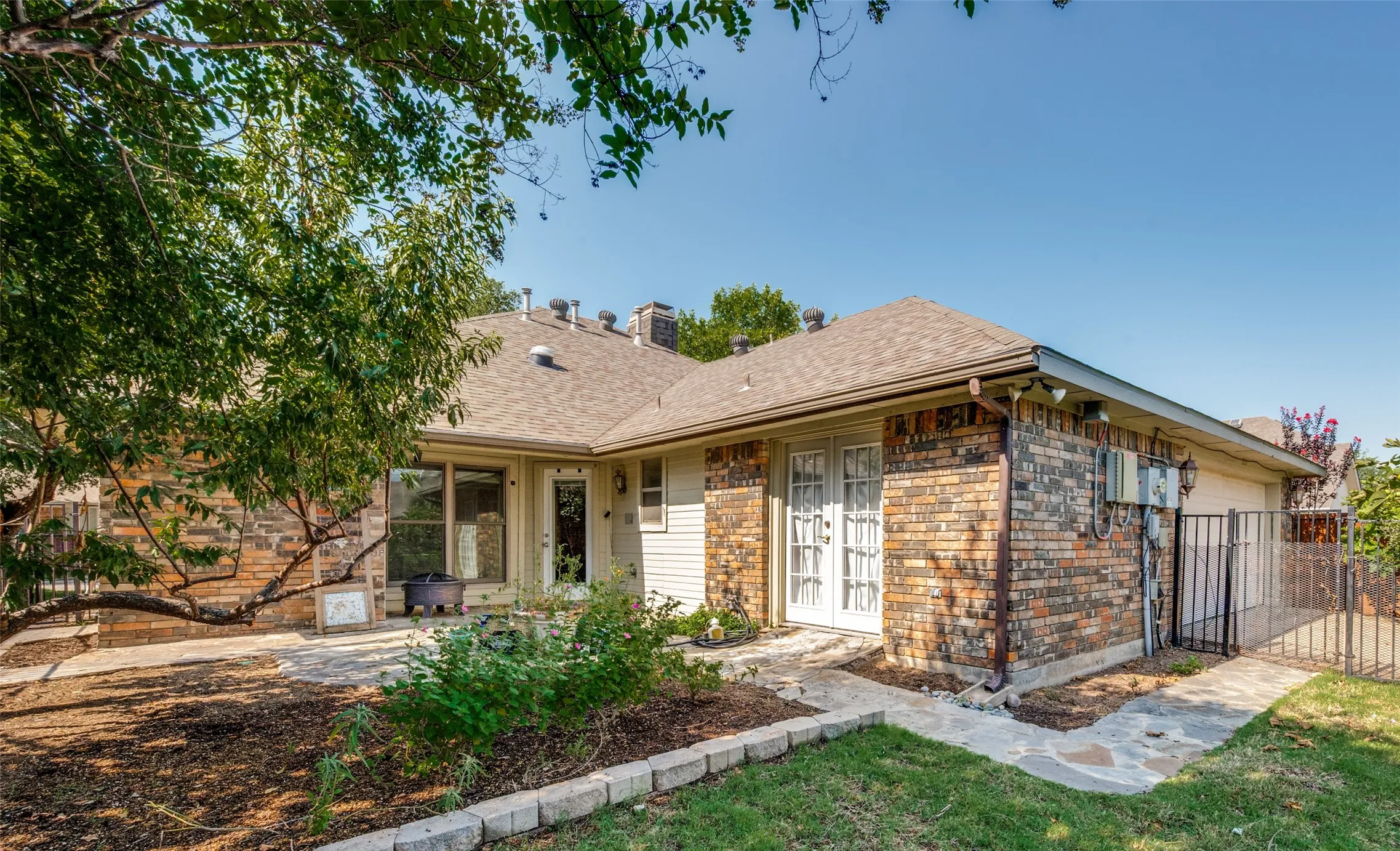 Single Family Residence For Sale in Dallas County , 755 Red River Trail, Irving, Texas 75063, 4 Bedroom, 3 Bathroom, 2 Garage spaces, 2,184 Sqft, built in 1986, mls#21336966, Real Estate Agent in Irving, Homes For Sale in Dallas county, Homes For Sale in Irving, Realtor in Irving Texas, Real Estate Brokerage Independent Realty Texas, Luminita Cordes Realtor