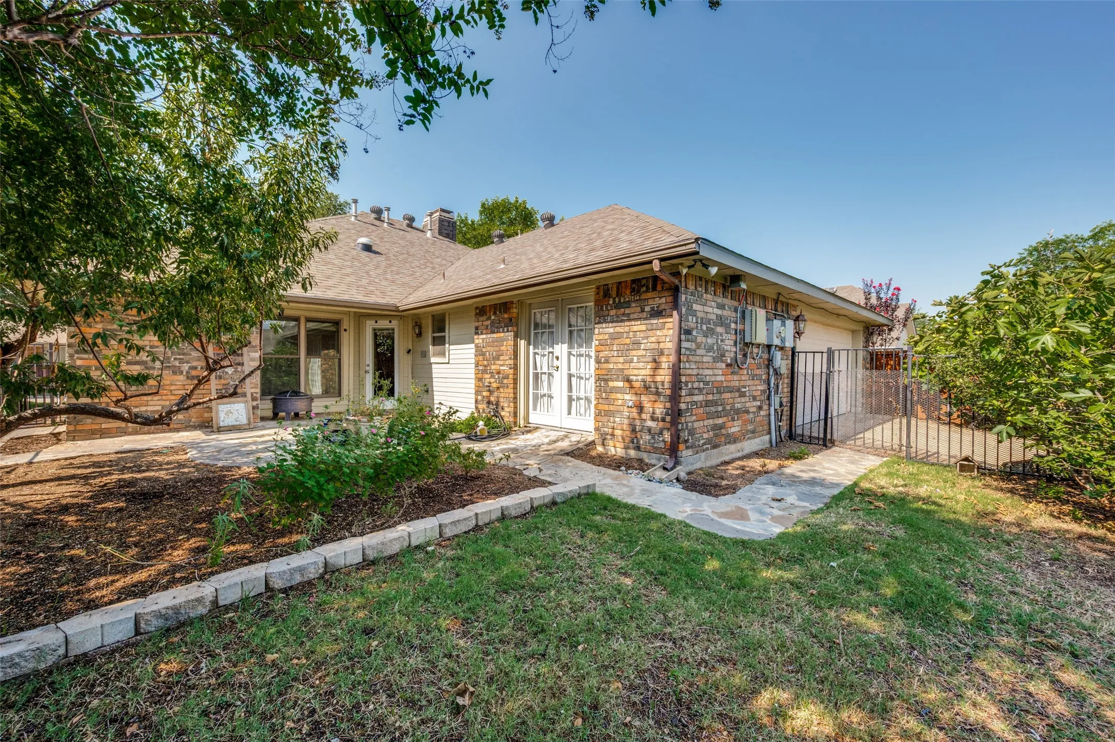 Single Family Residence For Sale in Dallas County , 755 Red River Trail, Irving, Texas 75063, 4 Bedroom, 3 Bathroom, 2 Garage spaces, 2,184 Sqft, built in 1986, mls#21336966, Real Estate Agent in Irving, Homes For Sale in Dallas county, Homes For Sale in Irving, Realtor in Irving Texas, Real Estate Brokerage Independent Realty Texas, Luminita Cordes Realtor