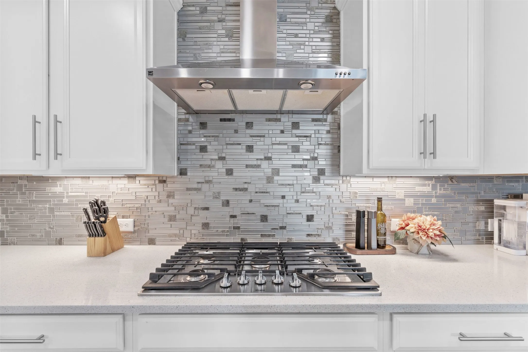 Stainless steel gas cooktop with coordinating range hood