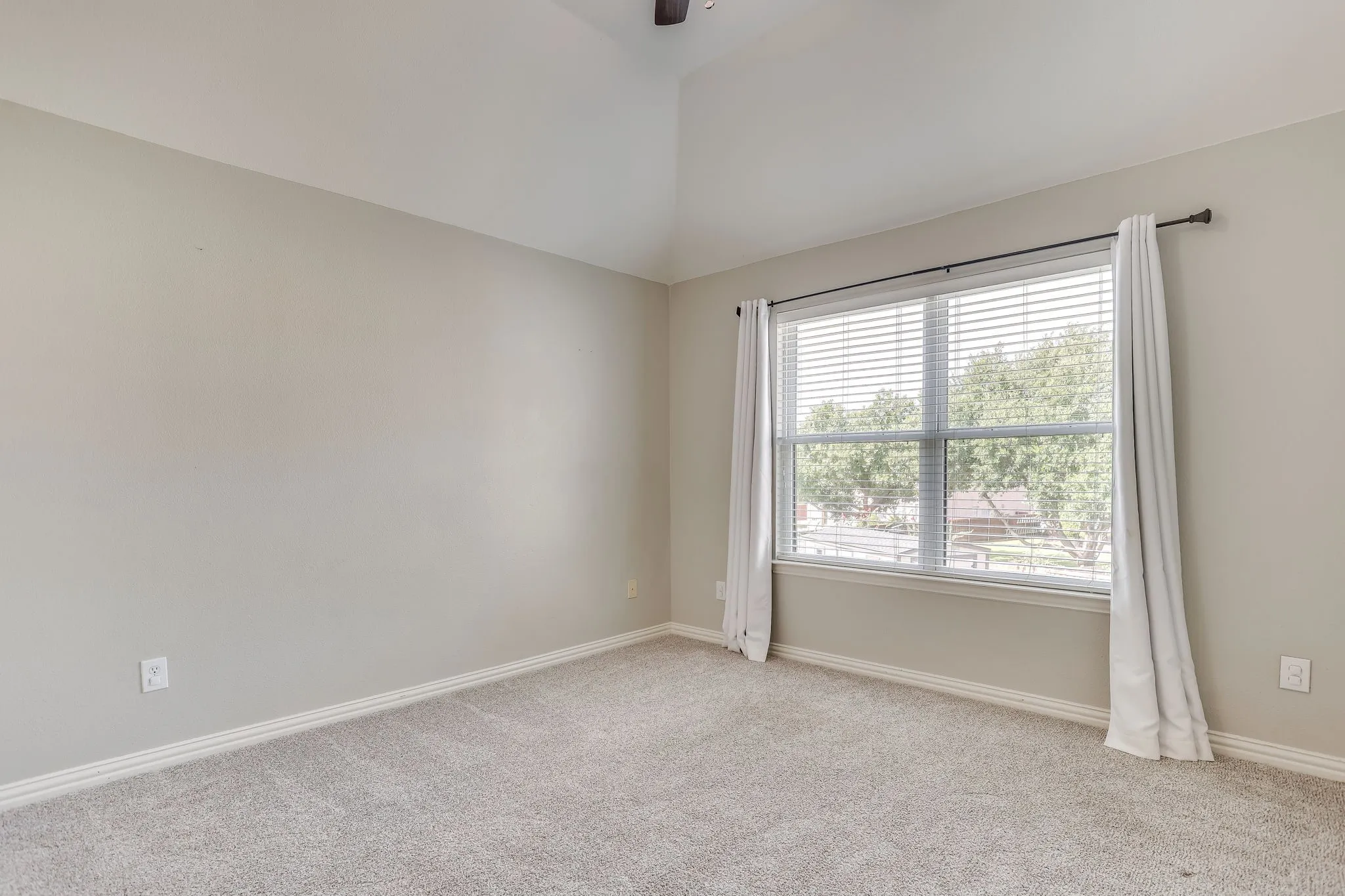 Single Family Residence For Sale in Denton County , 18 Hideaway Court, Trophy Club, Texas 76262, 4 Bedroom, 3 Bathroom, 3 Garage spaces, 3,585 Sqft, built in 2000, mls#21336523, Real Estate Agent in Trophy Club, Homes For Sale in Denton county, Homes For Sale in Trophy Club, Realtor in Trophy Club Texas, Real Estate Brokerage Independent Realty Texas, Luminita Cordes Realtor