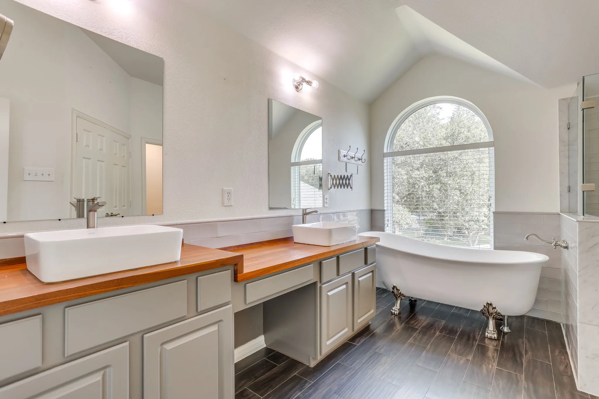 Single Family Residence For Sale in Denton County , 18 Hideaway Court, Trophy Club, Texas 76262, 4 Bedroom, 3 Bathroom, 3 Garage spaces, 3,585 Sqft, built in 2000, mls#21336523, Real Estate Agent in Trophy Club, Homes For Sale in Denton county, Homes For Sale in Trophy Club, Realtor in Trophy Club Texas, Real Estate Brokerage Independent Realty Texas, Luminita Cordes Realtor