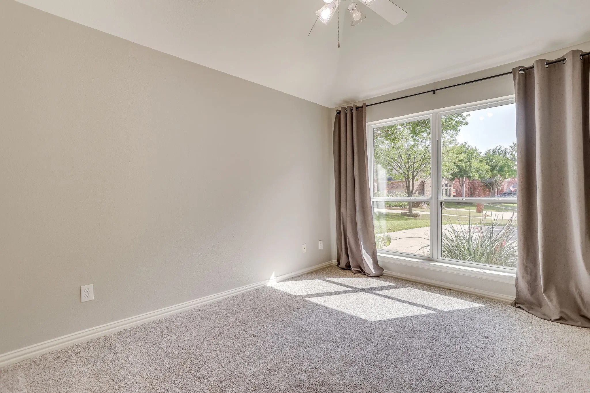 Single Family Residence For Sale in Denton County , 18 Hideaway Court, Trophy Club, Texas 76262, 4 Bedroom, 3 Bathroom, 3 Garage spaces, 3,585 Sqft, built in 2000, mls#21336523, Real Estate Agent in Trophy Club, Homes For Sale in Denton county, Homes For Sale in Trophy Club, Realtor in Trophy Club Texas, Real Estate Brokerage Independent Realty Texas, Luminita Cordes Realtor
