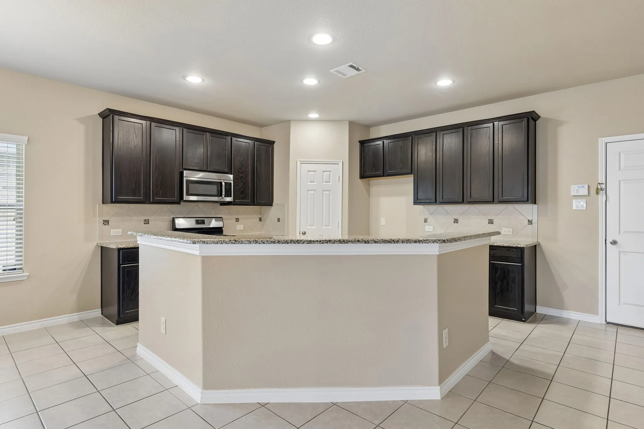 Single Family Residence For Sale in Denton County , 1916 Megan Creek Drive, Little Elm, Texas 75068, 4 Bedroom, 3 Bathroom, 2 Garage spaces, 2,751 Sqft, built in 2015, mls#21335863, Real Estate Agent in Little Elm, Homes For Sale in Denton county, Homes For Sale in Little Elm, Realtor in Little Elm Texas, Real Estate Brokerage Independent Realty Texas, Luminita Cordes Realtor