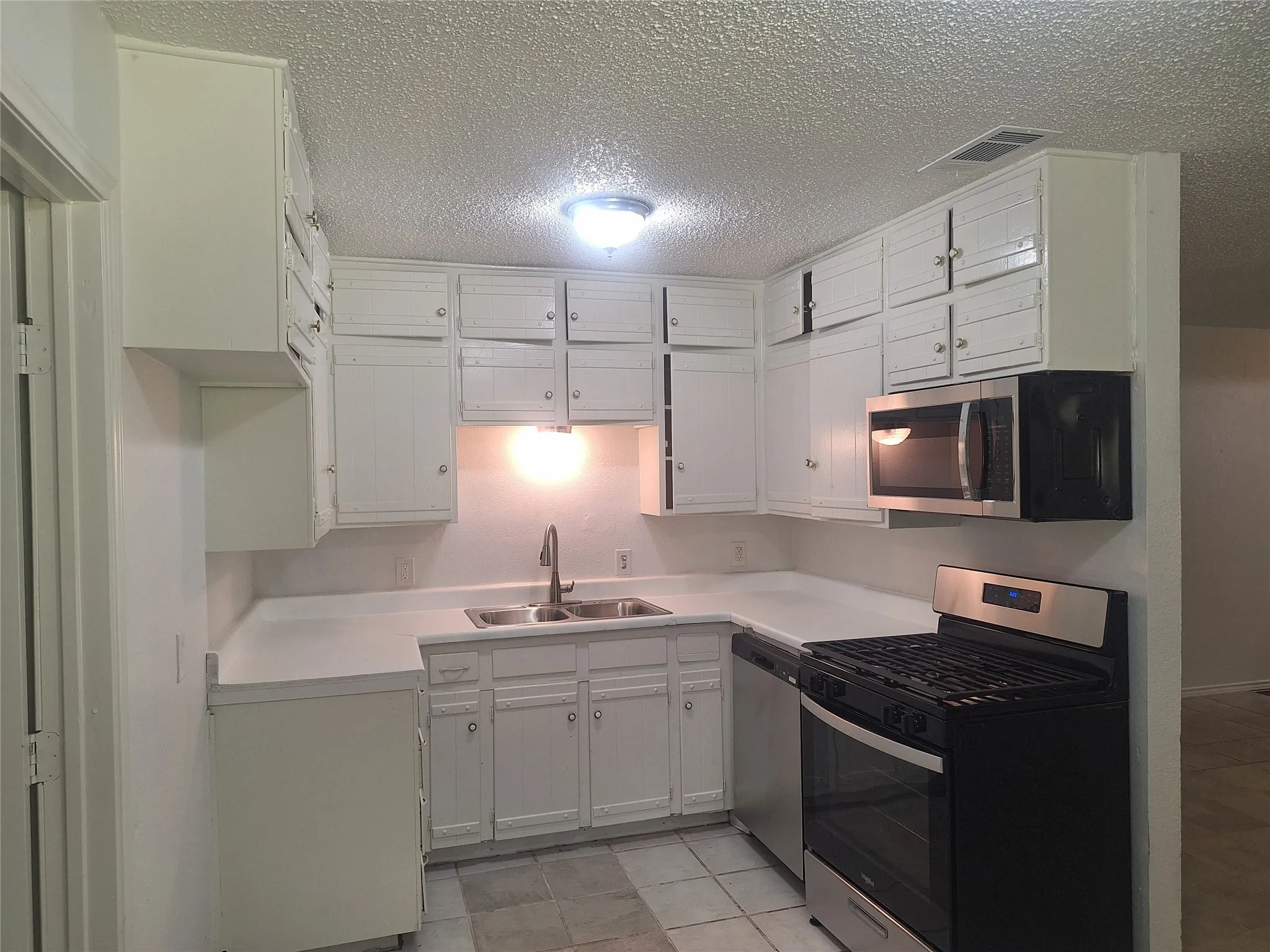Single Family Residence For Rent in Tarrant County , 6005 Barry Drive, Watauga, Texas 76148, 3 Bedroom, 2 Bathroom, 1 Garage spaces, 1,311 Sqft, built in 1968, mls#21331647, Real Estate Agent in Watauga, Homes For Rent in Tarrant county, Homes For Rent in Watauga, Realtor in Watauga Texas, Real Estate Brokerage Independent Realty Texas, Luminita Cordes Realtor