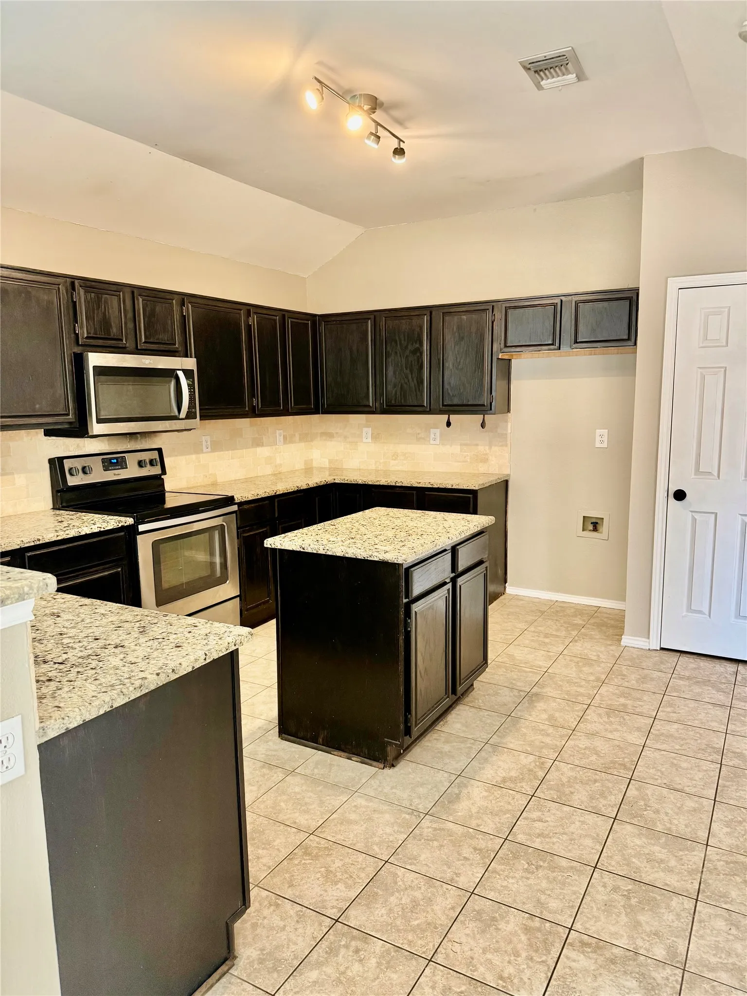 Single Family Residence For Sale in Dallas County , 1623 Allen Drive, Cedar Hill, Texas 75104, 3 Bedroom, 2 Bathroom, 2 Garage spaces, 1,822 Sqft, built in 1990, mls#21337967, Real Estate Agent in Cedar Hill, Homes For Sale in Dallas county, Homes For Sale in Cedar Hill, Realtor in Cedar Hill Texas, Real Estate Brokerage Independent Realty Texas, Luminita Cordes Realtor