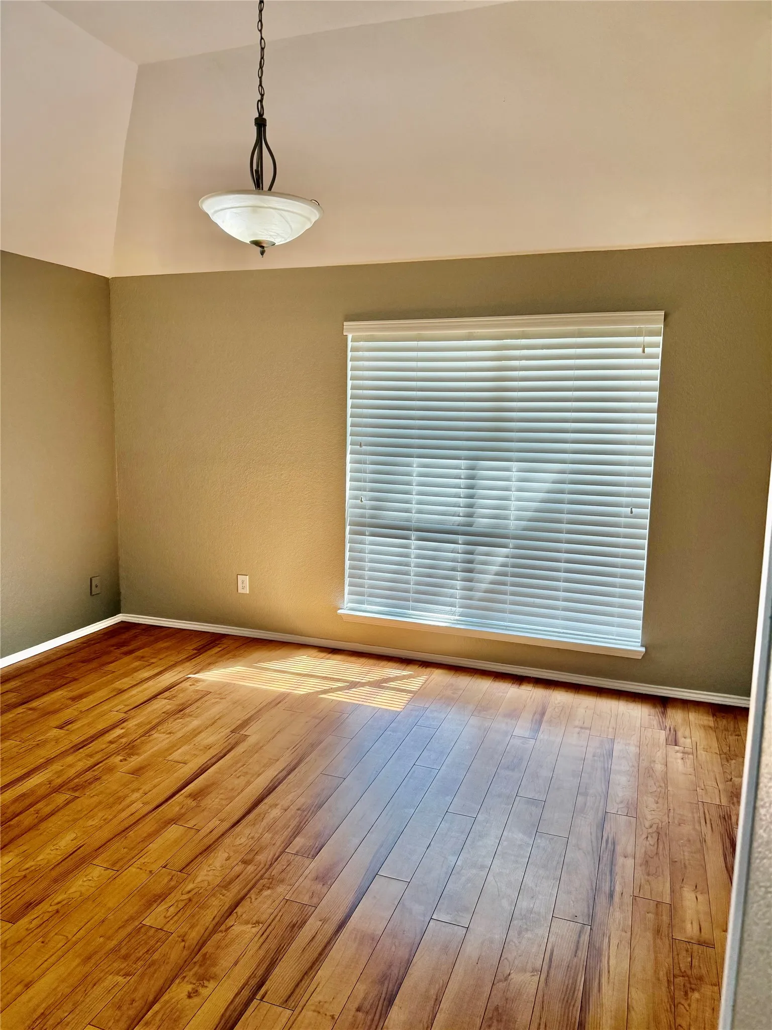 Single Family Residence For Sale in Dallas County , 1623 Allen Drive, Cedar Hill, Texas 75104, 3 Bedroom, 2 Bathroom, 2 Garage spaces, 1,822 Sqft, built in 1990, mls#21337967, Real Estate Agent in Cedar Hill, Homes For Sale in Dallas county, Homes For Sale in Cedar Hill, Realtor in Cedar Hill Texas, Real Estate Brokerage Independent Realty Texas, Luminita Cordes Realtor