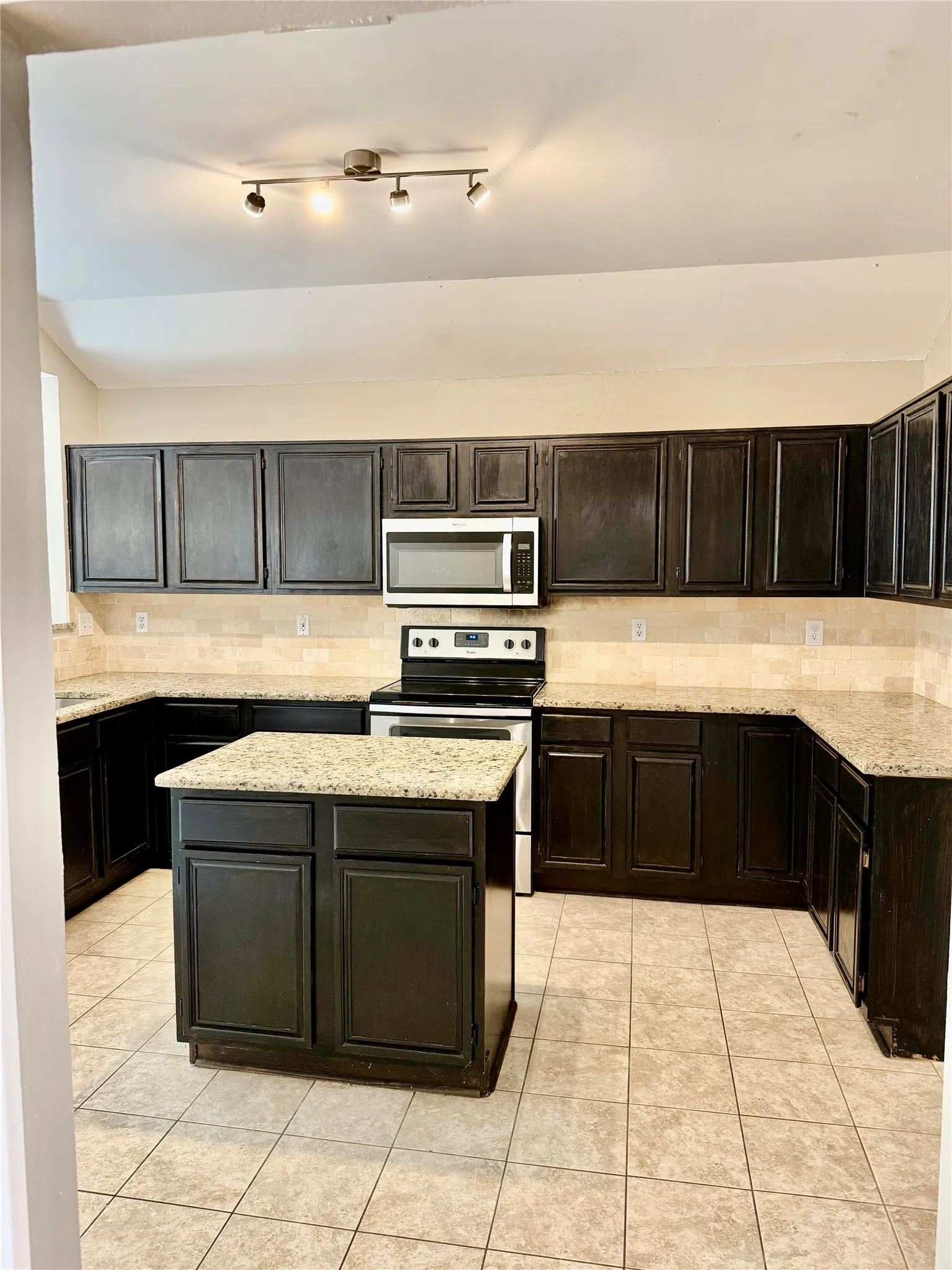 Single Family Residence For Sale in Dallas County , 1623 Allen Drive, Cedar Hill, Texas 75104, 3 Bedroom, 2 Bathroom, 2 Garage spaces, 1,822 Sqft, built in 1990, mls#21337967, Real Estate Agent in Cedar Hill, Homes For Sale in Dallas county, Homes For Sale in Cedar Hill, Realtor in Cedar Hill Texas, Real Estate Brokerage Independent Realty Texas, Luminita Cordes Realtor