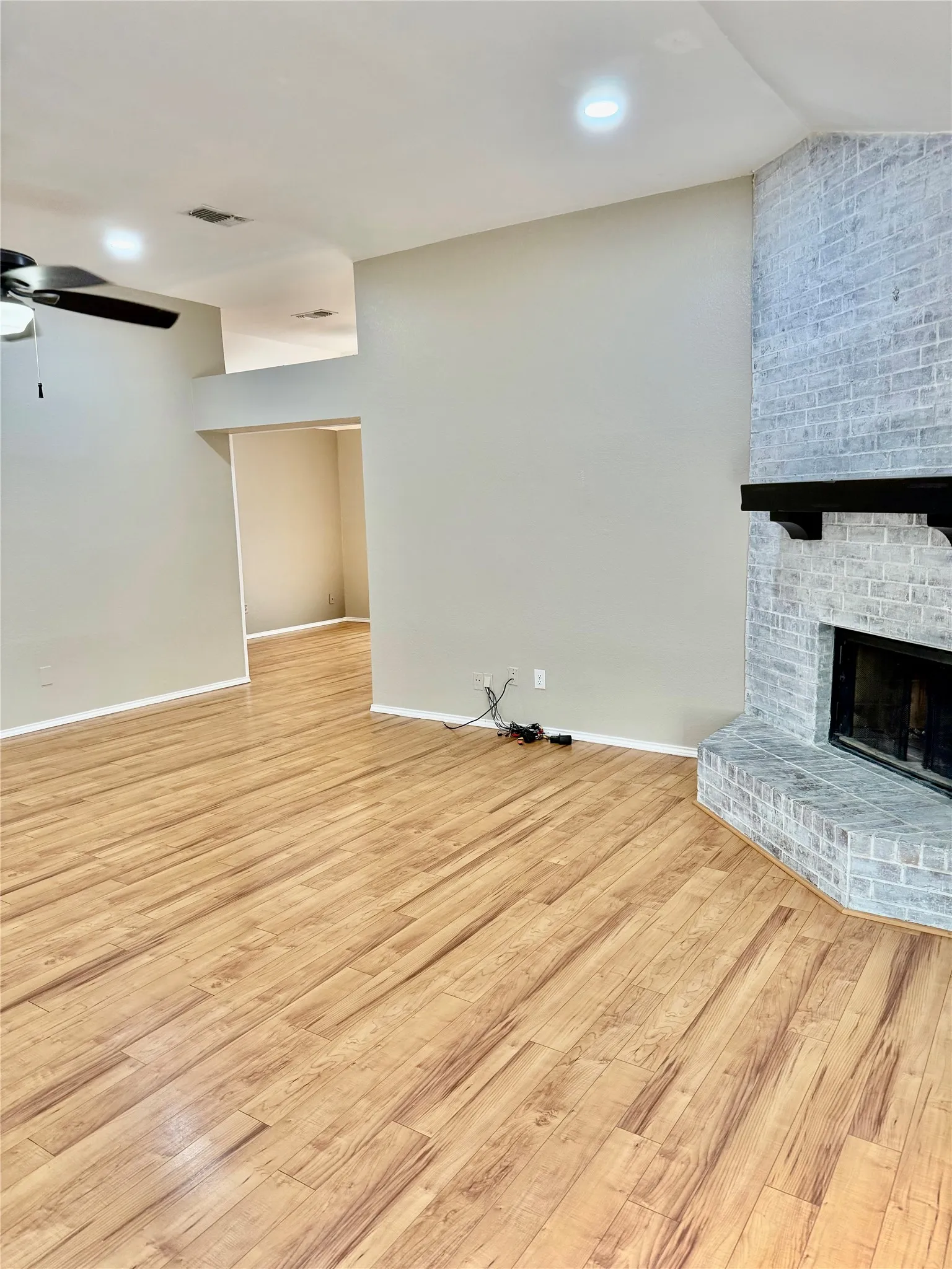 Single Family Residence For Sale in Dallas County , 1623 Allen Drive, Cedar Hill, Texas 75104, 3 Bedroom, 2 Bathroom, 2 Garage spaces, 1,822 Sqft, built in 1990, mls#21337967, Real Estate Agent in Cedar Hill, Homes For Sale in Dallas county, Homes For Sale in Cedar Hill, Realtor in Cedar Hill Texas, Real Estate Brokerage Independent Realty Texas, Luminita Cordes Realtor