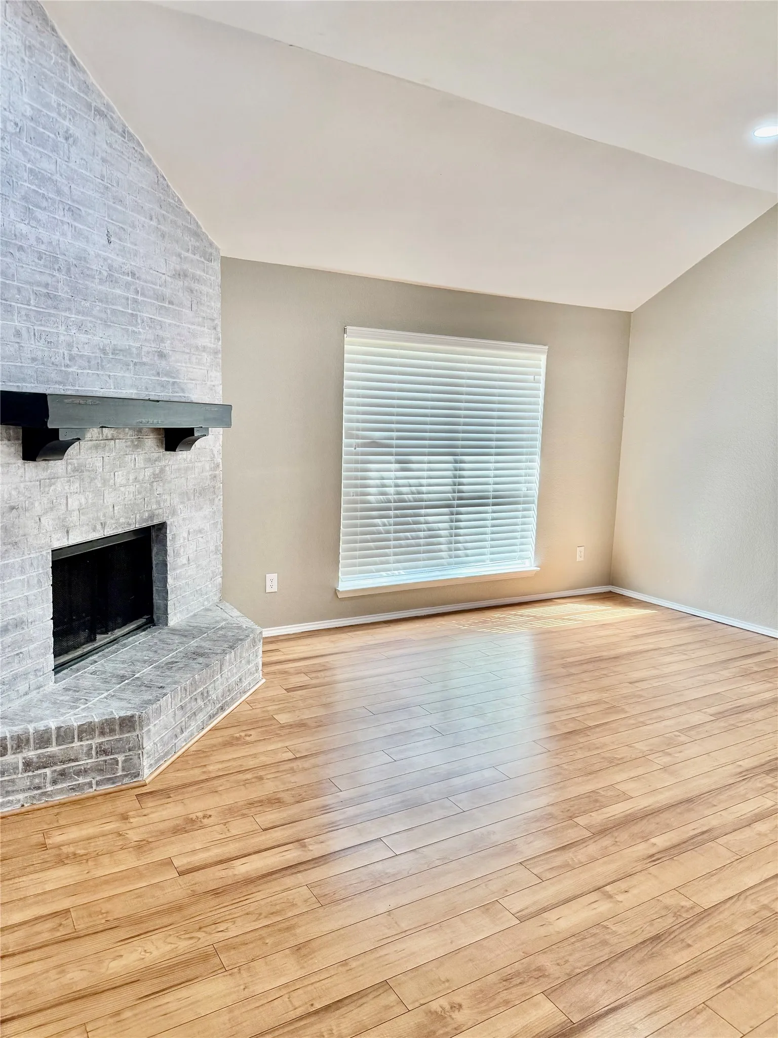 Single Family Residence For Sale in Dallas County , 1623 Allen Drive, Cedar Hill, Texas 75104, 3 Bedroom, 2 Bathroom, 2 Garage spaces, 1,822 Sqft, built in 1990, mls#21337967, Real Estate Agent in Cedar Hill, Homes For Sale in Dallas county, Homes For Sale in Cedar Hill, Realtor in Cedar Hill Texas, Real Estate Brokerage Independent Realty Texas, Luminita Cordes Realtor