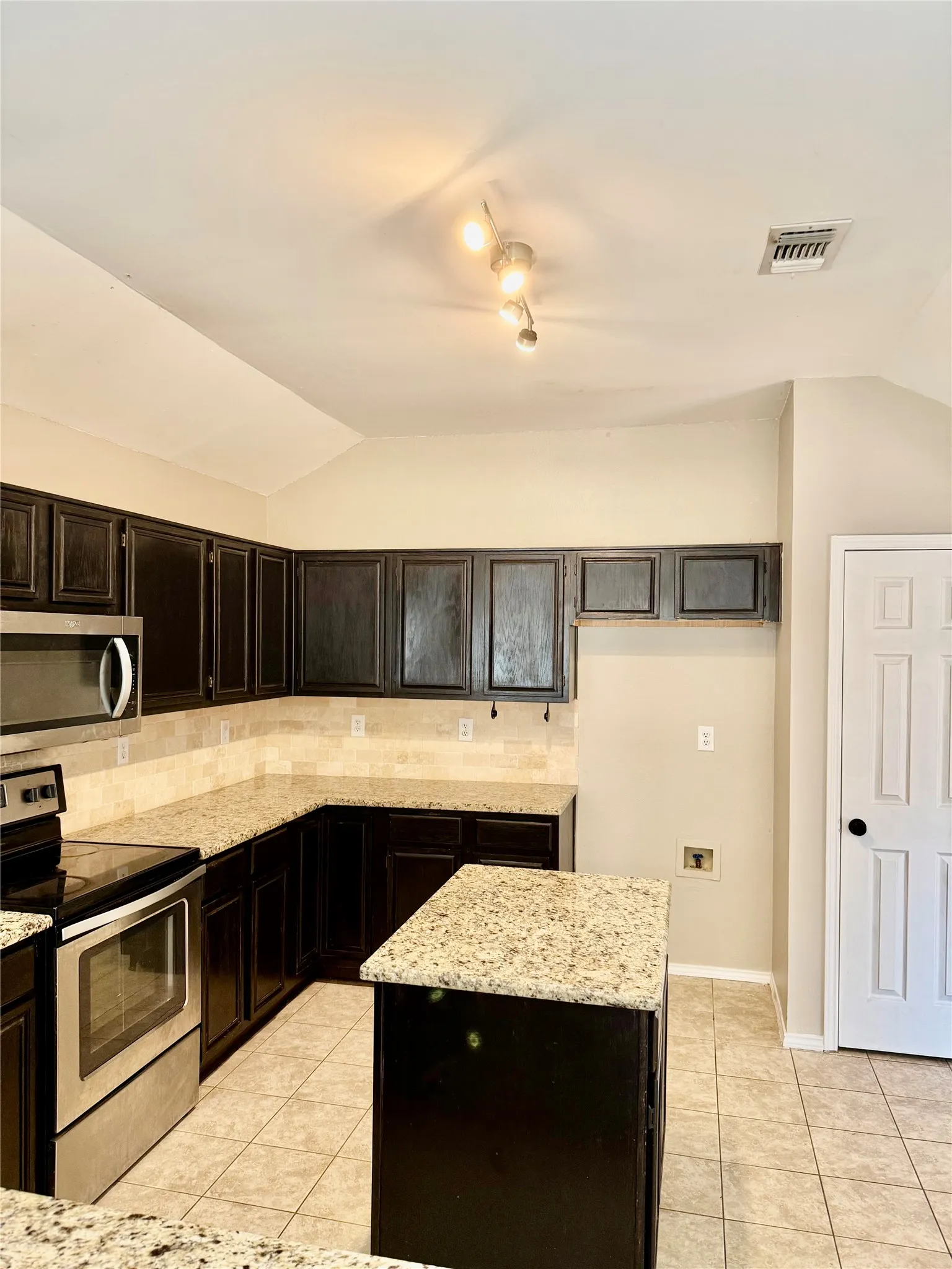 Single Family Residence For Sale in Dallas County , 1623 Allen Drive, Cedar Hill, Texas 75104, 3 Bedroom, 2 Bathroom, 2 Garage spaces, 1,822 Sqft, built in 1990, mls#21337967, Real Estate Agent in Cedar Hill, Homes For Sale in Dallas county, Homes For Sale in Cedar Hill, Realtor in Cedar Hill Texas, Real Estate Brokerage Independent Realty Texas, Luminita Cordes Realtor